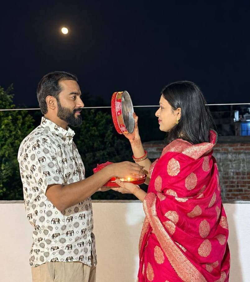*पीथास में श्रद्धा और उल्लास के साथ मनाया करवा चौथ का पर्व*
पीथास : बृजमोहन सुवालका
पीथास मांडल तहसील के पीथास गांव में करवा चौथ का पर्व पारंपरिक रीति-रिवाजों एवं हर्षोल्लास के साथ मनाया गया। इस अवसर पर सुहागिन महिलाओं ने अपने पति की लंबी आयु, उत्तम स्वास्थ्य एवं सुख-समृद्धि की कामना करते हुए दिनभर निर्जला व्रत रखा। महिलाओं ने विधि-विधान के साथ करवा चौथ की पूजा-अर्चना कर व्रत कथा का श्रवण किया। शाम को चंद्रमा के दर्शन एवं अर्घ्य अर्पित करने के बाद महिलाओं ने अपने पति के हाथों जल ग्रहण कर व्रत का पारण किया। करवा चौथ का पर्व भारतीय संस्कृति, वैवाहिक प्रेम, आपसी विश्वास एवं समर्पण का प्रतीक है। पर्व को लेकर महिलाओं में विशेष उत्साह देखने को मिला। पूरे गांव में धार्मिक एवं उत्सवी माहौल बना रहा।
