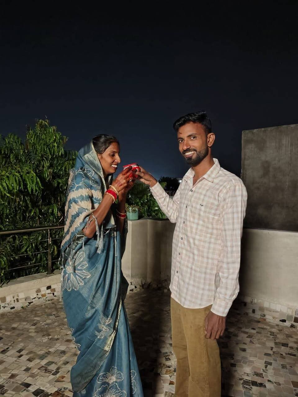 श्रद्धा और उल्लास के साथ मनाया गया करवा चौथ का पर्व, महिलाओं ने पति के हाथ से जल पीकर खोला व्रत
भीलवाड़ा :दिनेश सुवालका
रायला क्षेत्र में अखंड सौभाग्य का प्रतीक करवा चौथ का त्योहार पारंपरिक श्रद्धा और उल्लास के साथ मनाया गया। स्थानीय निवासी लीला देवी सुवालका ने बताया कि रायला सहित भटेड़ा, डाबला , बल्दरखा घरटा, कुंडिया खुर्द व आसपास के ग्रामीण अंचलों में गुरुवार को नवविवाहित बहुओं सहित सुहागिन महिलाओं ने पति की दीर्घायु और सुख-समृद्धि की कामना के लिए पूरे दिन निर्जला उपवास रखा। करवा चौथ केवल व्रत, चंद्रदर्शन और पति की दीर्घायु की कामना का पर्व नहीं, बल्कि प्रेम, विश्वास और जीवनभर साथ निभाने के संकल्प का उत्सव है। रिश्ते की असली खूबसूरती तभी निखरती है, जब पति-पत्नी सुख-दुःख में एक-दूसरे का संबल बनें और परस्पर सम्मान के साथ जीवन की राह पर आगे बढ़ें।
चक्रवर्ती तूफान अर्बन की वजह से करवा चौथ का चांद बादलों की ओट में लुका छुपी करता रहा। जिसकी वजह से व्रती महिलाओं को करना पड़ा चन्द्रोदय का इंतजार बाद में देर रात 09.15 पर चंद्रोदय होने पर महिलाओं ने चौथ माता व करवे की पूजा अर्चना कर व्रत से जुड़ी धार्मिक कथा का श्रवण कर छतों पर जाकर विधि-विधान से पति की पूजा की और छलनी से चंद्रमा के दर्शन कर अर्घ्य अर्पित किया। इसके बाद महिलाओं ने परंपरा के अनुसार छलनी से अपने पति का चेहरा देखा और पतियों ने अपनी धर्मपत्नियों को अपने हाथों से जल पिलाकर और मिठाई खिलाकर इस कठिन व्रत का पारण करवाया। ग्रामीण क्षेत्रों में देर रात तक पूजा-पाठ और चंद्र दर्शन का दौर चलता रहा।