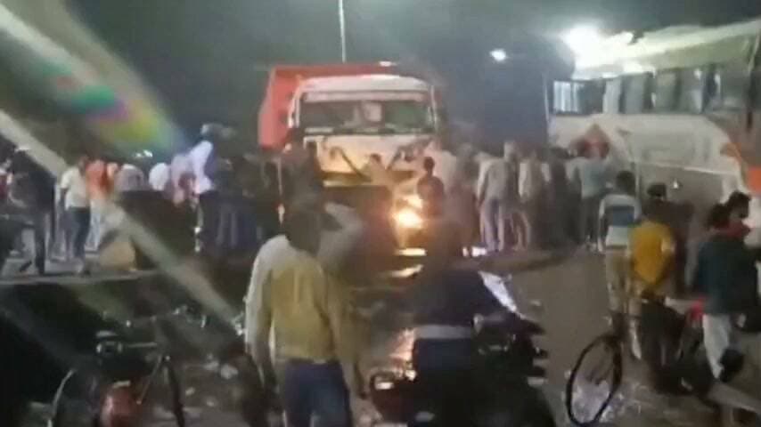 कुदरा में अनियंत्रित पर्यटक बस टकराई टला बड़ा हादसा......