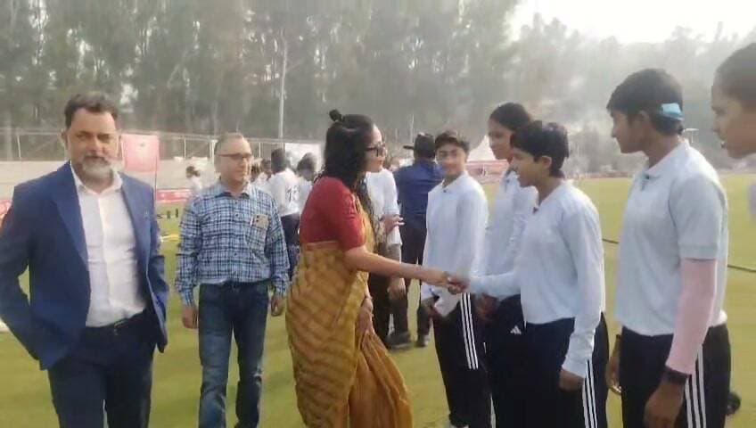 बिलासपुर के लुहणू क्रिकेट मैदान में पहली बार अंडर-19 महिला टी-20 चैलेंजर ट्रॉफी का शुभारंभ हुआ। प्रतियोगिता का शुभारंभ उपायुक्त किरण भड़ाना ने पहले मैच की बैटिंग सेरेमनी के साथ किया।