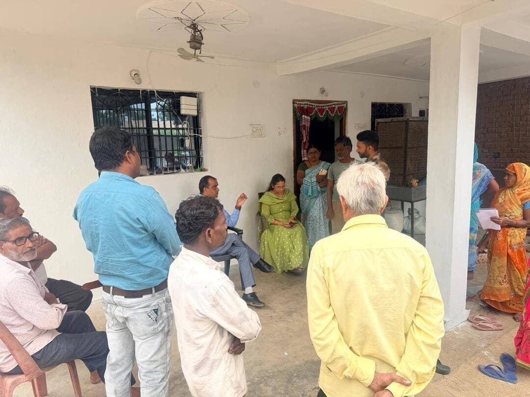 #बालाघाट
स्वामित्व योजना के तहत रजिस्ट्री कार्यों में तेजी लाने सात गांवों का भ्रमण
एसडीएम विजय सिंह यादव ने पटवारियों को दिया प्रतिदिन 20 रजिस्ट्री का लक्ष्य, कम प्रगति वाले गांवों में कार्य तेज करने के निर्देश
स्वामित्व योजना के तहत रजिस्ट्री कार्यों में तेजी लाने के उद्देश्य से कटंगी एसडीएम विजय सिंह यादव एवं तहसीलदार गीता राहांगडाले ने गुरुवार को क्षेत्र के सात गांवों का आकस्मिक भ्रमण कर जमीनी स्तर पर कार्यों की प्रगति का जायजा लिया। इस दौरान अधिकारियों ने ग्रामीणों से संवाद किया और उन्हें शासन द्वारा निःशुल्क रजिस्ट्री की सुविधा के संबंध में जानकारी दी।
एसडीएम ने बोनकट्टा, आजनबिरी, दिग्घा, कोडवी, महकेपार, सुकली एवं तिरोड़ी गांवों का भ्रमण कर संबंधित पटवारियों द्वारा किए जा रहे रजिस्ट्री कार्यों की समीक्षा की। उन्होंने निर्देश दिए कि स्वामित्व योजना के तहत पूर्व में पट्टे प्राप्त कर चुके सभी पात्र हितग्राहियों की रजिस्ट्री प्राथमिकता से कराई जाए, ताकि उन्हें योजना का लाभ मिल सके।
निरीक्षण के दौरान दिग्घा एवं कोडवी गांव में रजिस्ट्री कार्यों की प्रगति अपेक्षाकृत कम पाई गई। इस पर एसडीएम ने संबंधित पटवारी हेमेन्द्र एवं प्रवीण शरणागत को कार्य में तेजी लाने और प्रगति बेहतर करने के निर्देश दिए।
एसडीएम ने सभी पटवारियों को निर्देशित किया कि सर्वर की बेहतर उपलब्धता को देखते हुए सुबह 7 से 11 बजे तक तथा शाम 6 बजे के बाद रजिस्ट्री कार्यों को प्राथमिकता से पूरा करें। उन्होंने प्रत्येक पटवारी को प्रतिदिन 20 रजिस्ट्री करने का लक्ष्य दिया है। साथ ही कम प्रगति वाले पटवारियों को प्रतिदिन हितग्राहियों की सूची तैयार कर अधिक से अधिक रजिस्ट्री संपादित करने के निर्देश दिए।
एक दिन पहले तैयार करें हितग्राहियों की सूची
एसडीएम ने पटवारियों एवं कोटवारों को निर्देश दिए कि वे रजिस्ट्री के लिए एक दिन पहले ही 15 से 20 हितग्राहियों की सूची तैयार करें। इसके बाद संबंधित हितग्राहियों को अगले दिन सुबह रजिस्ट्री के लिए गांव में उपस्थित होने की सूचना दें, ताकि उन्हें पहले से जानकारी रहे और निर्धारित समय पर उनका कार्य पूरा हो सके।
उन्होंने कहा कि यदि कोई हितग्राही गांव से बाहर है, तो उसे दूरभाष के माध्यम से सूचना दी जाए। पटवारी एवं कोटवार आपसी समन्वय से हितग्राहियों को रजिस्ट्री के लिए प्रेरित करें और कार्यों को समयबद्ध तरीके से पूरा कराएं।
एसडीएम ने स्पष्ट किया कि स्वामित्व योजना शासन की महत्वपूर्ण योजना है। इसका लाभ प्रत्येक पात्र हितग्राही तक पहुंचाने के लिए सभी संबंधित अधिकारी एवं कर्मचारी गंभीरता से कार्य करें तथा निर्धारित लक्ष्य के अनुरूप रजिस्ट्री कार्यों में प्रगति सुनिश्चित करें।
#CMMadhyaPradesh
#JansamparkMP
#mprevenudeptt