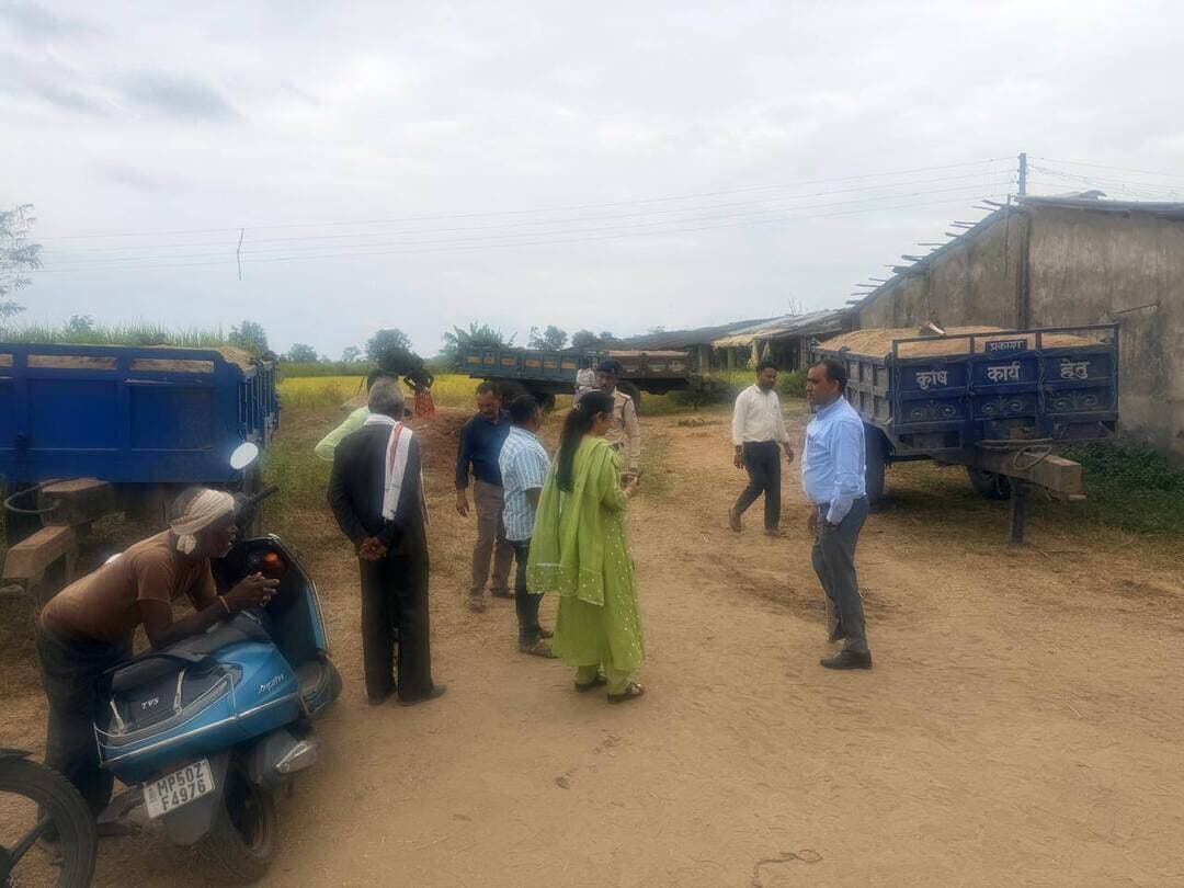 #बालाघाट
बावनथड़ी नदी में अवैध रेत उत्खनन पर कार्रवाई, रेत से भरी तीन ट्रॉलियां जब्त
एसडीएम विजय सिंह यादव के निर्देश पर राजस्व और पुलिस अमले ने की कार्रवाई, अवैध उत्खनन के रास्ते को जेसीबी से कराया बंद
जिले में अवैध रेत उत्खनन एवं परिवहन पर अंकुश लगाने के लिए प्रशासन द्वारा कार्रवाई की जा रही है। इसी क्रम में गुरुवार 29 अक्टूबर को बोनकट्टा ग्राम में बावनथड़ी नदी से अवैध रेत उत्खनन की सूचना मिलने पर राजस्व विभाग ने कार्रवाई की। मौके से रेत से भरी तीन ट्रॉलियां जब्त कर थाना तिरोड़ी की सुपुर्दगी में रखवाई गईं। साथ ही अवैध रेत उत्खनन के लिए बनाए गए रास्ते को जेसीबी की मदद से गहरे गड्ढे खुदवाकर बंद कराया गया।
प्राप्त जानकारी के अनुसार, अनुविभागीय अधिकारी राजस्व कटंगी श्री विजय सिंह यादव को गुरुवार दोपहर बोनकट्टा ग्राम में बावनथड़ी नदी से अवैध रेत उत्खनन किए जाने की सूचना मिली थी। इस पर उन्होंने तहसीलदार तिरोड़ी को आवश्यक कार्रवाई के निर्देश दिए। तहसीलदार के निर्देश पर पटवारी ने मौके पर पहुंचकर स्थिति की पुष्टि की तथा अवैध रेत परिवहन में संलिप्त तीन ट्रैक्टर-ट्रॉलियों के संबंध में अधिकारियों को जानकारी दी।
सूचना मिलने पर एसडीएम ने थाना प्रभारी तिरोड़ी को पुलिस बल उपलब्ध कराने के निर्देश दिए और स्वयं तहसीलदार के साथ मौके पर पहुंचे। हालांकि, राजस्व अमले और पुलिस बल के पहुंचने से पहले ही उत्खनन में संलिप्त लोग ट्रैक्टर लेकर वहां से जा चुके थे। मौके पर रेत से भरी तीन ट्रॉलियां मौजूद थीं। आसपास ट्रैक्टरों के पहियों के निशान भी मिले।
इसके बाद एसडीएम ने ग्रामीणों की सहायता से ट्रैक्टरों की व्यवस्था कर रेत से भरी तीनों ट्रॉलियों को थाना तिरोड़ी भिजवाया। प्रशासन ने अवैध उत्खनन के लिए बनाए गए रास्ते को जेसीबी से गहरे गड्ढे खुदवाकर बंद करा दिया, ताकि इस मार्ग से दोबारा रेत का अवैध उत्खनन एवं परिवहन नहीं किया जा सके।
एसडीएम श्री विजय सिंह यादव ने बताया कि अवैध उत्खनन की सूचना मिलने पर राजस्व विभाग और पुलिस प्रशासन द्वारा संयुक्त रूप से नियमानुसार कार्रवाई की जाती है। बोनकट्टा में सूचना मिलने पर भी तत्काल कार्रवाई की गई है। अवैध परिवहन में संलिप्त तीन ट्रॉलियों को थाना तिरोड़ी की सुपुर्दगी में रखा गया है तथा मामले में आगे की कार्रवाई की जा रही है।
कार्रवाई के दौरान थाना तिरोड़ी के उपनिरीक्षक दादूराम पटले, पटवारी प्रहलाद सहित अन्य राजस्व अमला मौजूद रहा।
#CMMadhyaPradesh #JansamparkMP #mineraldeptmp