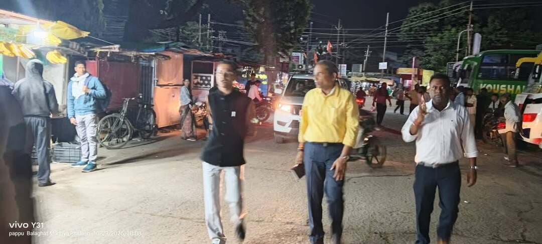 #बालाघाट
कलेक्टर ने रात्रि में रैन बसेरा और बस स्टैंड का किया आकस्मिक निरीक्षण
रैन बसेरा में ठहरे लोगों से व्यवस्थाओं की ली जानकारी, बस स्टैंड पर स्वच्छता और हाई मास्क लाइट लगाने के दिए निर्देश
कलेक्टर श्री आदित्य सिंह ने 29 अक्टूबर की रात्रि में नगरीय क्षेत्र बालाघाट में संचालित रैन बसेरा एवं बस स्टैंड का आकस्मिक निरीक्षण किया। रैन बसेरा के निरीक्षण के दौरान उन्होंने वहां रात्रि विश्राम कर रहे लोगों से मुलाकात कर उपलब्ध सुविधाओं एवं व्यवस्थाओं के संबंध में जानकारी ली। उन्होंने मुख्य नगर पालिका अधिकारी श्री सूर्यप्रकाश उके को रैन बसेरा में आवश्यक व्यवस्थाएं सुनिश्चित करने के निर्देश दिए।
इसके पश्चात कलेक्टर श्री सिंह ने बस स्टैंड का निरीक्षण किया। उन्होंने बस स्टैंड के प्रतीक्षालय एवं सार्वजनिक शौचालय को साफ-सुथरा और व्यवस्थित बनाए रखने के निर्देश दिए। साथ ही यात्रियों की सुविधा एवं सुरक्षा को ध्यान में रखते हुए बस स्टैंड परिसर में हाई मास्क लाइट लगाने के लिए भी कहा। उन्होंने संबंधित अधिकारियों को आवश्यक व्यवस्थाओं में सुधार करने के निर्देश दिए, ताकि यात्रियों को बेहतर सुविधाएं मिल सकें।
निरीक्षण के दौरान एसडीएम श्री गोपाल सोनी एवं मुख्य नगर पालिका अधिकारी श्री सूर्यप्रकाश उके उपस्थित रहे।
#CMMadhyaPradesh
#JansamparkMP
#mpurbandeptt