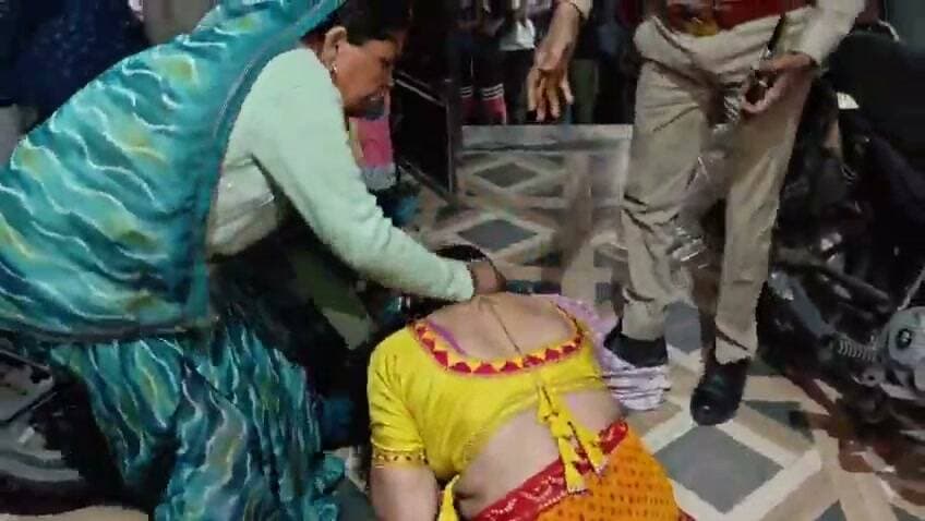 उत्तर प्रदेश: मथुरा में चार बच्चों की माँ अपने प्रेमी के साथ कमरे के अंदर करवा चौथ मना रही थी। पति ने रंगे हाथ पकड़ लिया। पति अपने परिवार को लेकर पहुंचा था तो देवरानी-जेठानी के बीच लात-घूंसे चल गए।
युवक की शादी करीब 15 साल पहले धौलपुर की अंजू से हुई थी। दोनों के चार बच्चे हैं। अंजू का गांव के संजय उर्फ गीतम से प्रेम प्रसंग चल रहा था। किराए का कमरा लेकर रहता है। वहीं कमरे पर दोनों पकड़े गए।
#viralvideoシ #viralnews