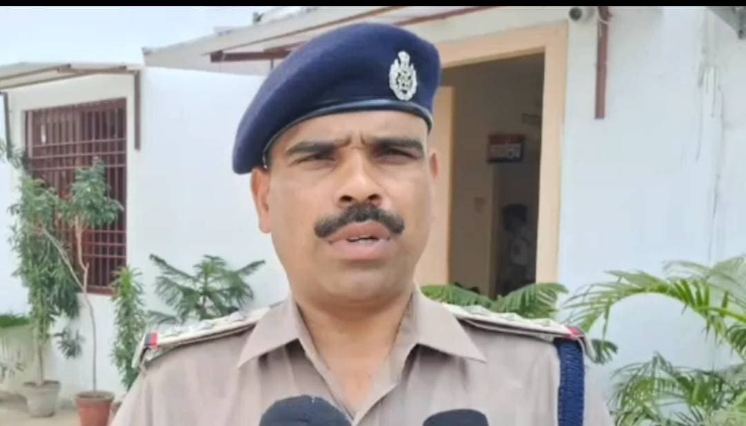 जहरखुरानी कांड सुलझाने में अहम भूमिका, RPF इंस्पेक्टर बनारसी यादव सम्मानित
अपराध उद्भेदन में योगदान पर रेल एसपी ने बनारसी यादव को दिया प्रशस्ति पत्र
जहरखुरानी मामले में बेहतर पुलिसिंग के लिए RPF प्रभारी को मिला सम्मान