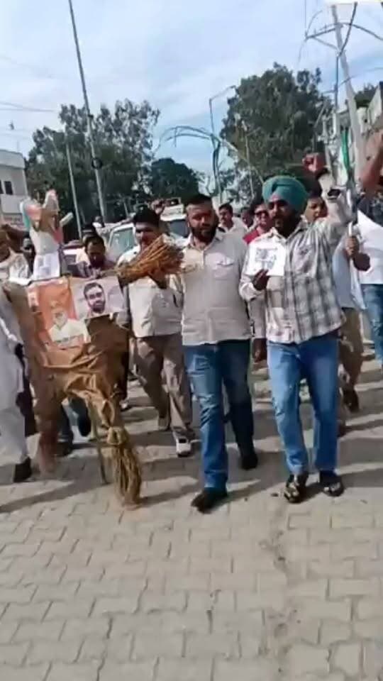सरकार के द्वारा बधाई गाने के मूल्य से नाखुश किसानों ने मुख्यमंत्री का फुका पुतला।
