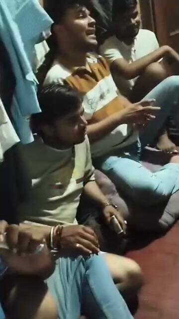 जालौन
दिवाली से पहले जुए के अड्डे सजने का आरोप, वायरल वीडियो से पुलिस घेरे में
जालौन। दिवाली नजदीक आते ही जिले में जुए की मंडियां सजने के आरोप लग रहे हैं।
दावा है कि भिटारा, गायर, छिरिया सलेमपुर, हीरापुर और उरगांव में लाखों के दांव लग रहे हैं। सोशल मीडिया पर कुछ वीडियो भी वायरल हो रहे हैं, जिन्हें जुए के अड्डों का बताया जा रहा है। हालांकि वीडियो की सत्यता की स्वतंत्र पुष्टि नहीं हुई है।
इसी बीच छिरिया सलेमपुर से गंभीर आरोप आया है। कहा जा रहा है कि जुआ खेलने से मना करने पर एक युवक के घर में घुसकर मारपीट की गई।
स्थानीय लोगों का कहना है कि हर साल त्योहार पर यही खेल होता है और पुलिस आंख मूंद लेती है।
अब सवाल है - क्या ये वायरल वीडियो सच हैं? अगर सच हैं तो थानों के नाक के नीचे अड्डे कैसे चल रहे हैं?
पुलिस की जांच के बाद ही सच्चाई सामने आएगी।