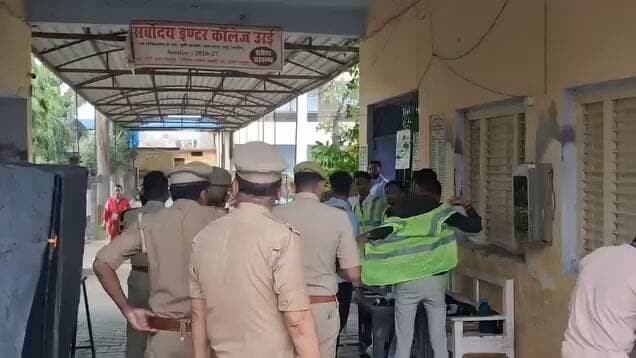 जालौन | PET परीक्षा
ASP डॉ. ईशान सोनी का परीक्षा केंद्रों पर छापा!
जालौन। आज PET परीक्षा के दौरान अपर पुलिस अधीक्षक डॉ. ईशान सोनी ने जिले के विभिन्न परीक्षा केंद्रों का औचक निरीक्षण किया।
उन्होंने CCTV कैमरे, बायोमेट्रिक अटेंडेंस और कंट्रोल रूम की व्यवस्था को खुद परखा। प्रवेश द्वार पर परीक्षार्थियों की चेकिंग और बैठने की व्यवस्था का भी जायजा लिया।
ASP ने ड्यूटी पर लगे पुलिसकर्मियों को सख्त निर्देश दिए - "कोई लापरवाही नहीं, पूरी मुस्तैदी से ड्यूटी करें।"
पुलिस का फोकस - परीक्षा को निष्पक्ष, नकल-विहीन और शांतिपूर्ण तरीके से सम्पन्न कराना।