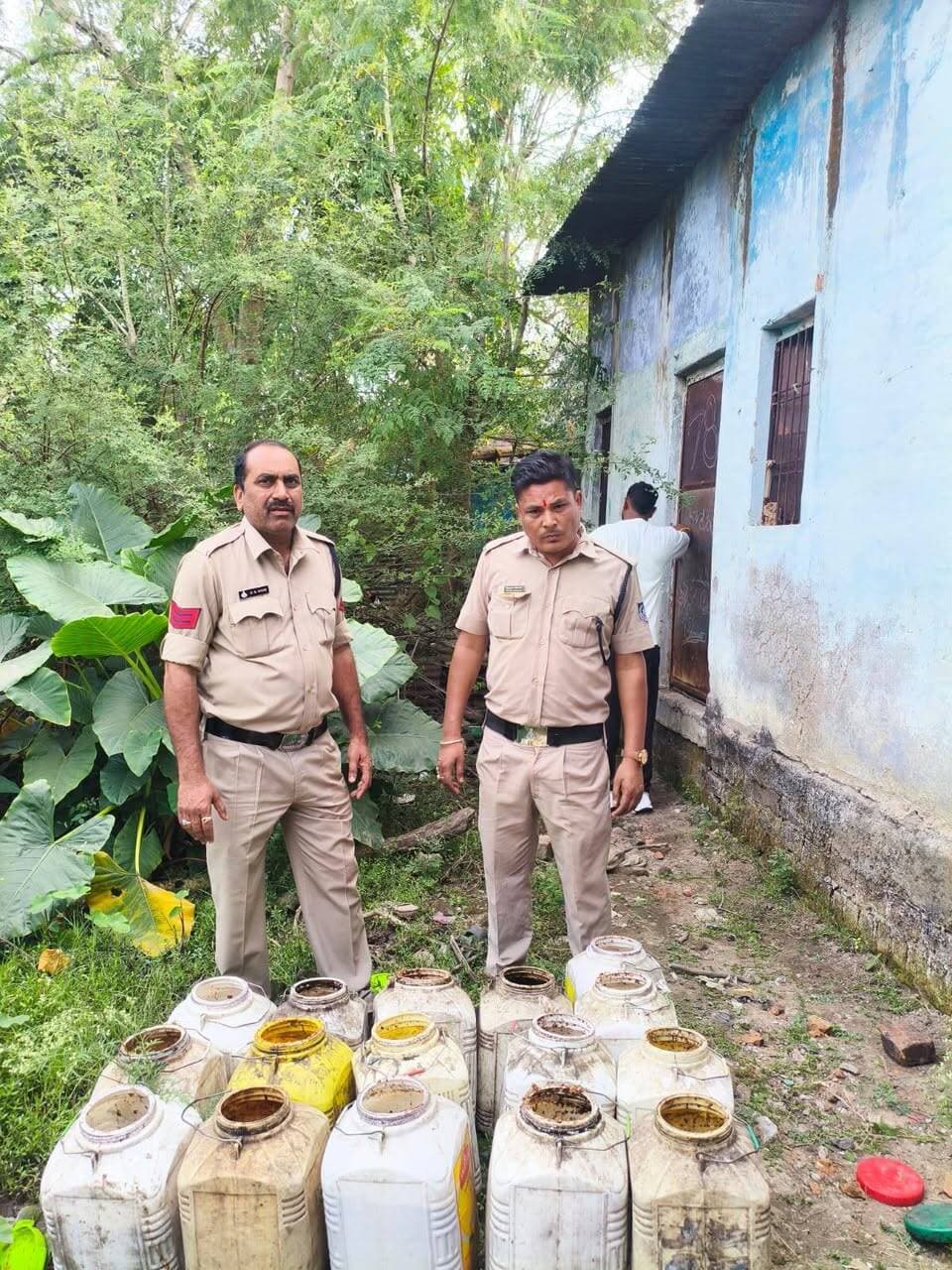 नर्मदापुरम में आबकारी विभाग की सघन कार्रवाई, 13 प्रकरण दर्ज, डेढ़ लाख से अधिक की सामग्री जब्त
कलेक्टर नर्मदापुरम श्री आशीष वशिष्ठ के आदेशानुसार और जिला आबकारी अधिकारी डॉ. राजीव प्रसाद द्विवेदी के मार्गदर्शन में बुधवार को आबकारी विभाग ने जिले में सघन कार्रवाई की।
आबकारी विभाग द्वारा नर्मदा घाटों, ग्वालटोली क्षेत्र और नर्मदापुरम-इटारसी हाइवे किनारे स्थित गौर ढाबा, शिवाय ढाबा, राजीव ढाबा पर दबिश दी गई। सार्वजनिक स्थल पर मदिरापान करने वालों के विरुद्ध मध्यप्रदेश आबकारी अधिनियम के तहत 5 प्रकरण कायम किए गए। इसमें 25 क्वार्टर विदेशी और 30 क्वार्टर देशी मदिरा जब्त की गई, जिसकी कीमत लगभग 4,300 रुपये है।
इसके अलावा सोहागपुर और इटारसी शहर में की गई अन्य दबिश कार्रवाई में 8 प्रकरण कायम किए गए। इनमें लगभग 1380 किलो महुआ लाहन और 50 लीटर कच्ची हाथभट्टी मदिरा जब्त की गई, जिसकी अनुमानित कीमत 1,47,000 रुपये आंकी गई।
कुल 13 प्रकरणों में कार्रवाई की गई। इस अभियान में सहायक जिला आबकारी अधिकारी रमेश अहिरवार, अशोक माहौरे, राहुल ढोके, अभिलाष पाठक, आबकारी उपनिरीक्षक के.के. पड़रिया, हितेश बिसोरिया, आर.पी. निमोदा, मुख्य आरक्षक दुर्गा प्रसाद मांझी, मदन रघुवंशी, दुर्गेश पठारिया और आरक्षक सुरेश सिकेरिया, धर्मेंद्र, बोबड़े, माया, रौनक, कंचना, सारिका का योगदान रहा।
#narmadapuram CM Madhya Pradesh Dr Mohan Yadav Jansampark Madhya Pradesh General Administration Department, MP Home Department of Madhya Pradesh