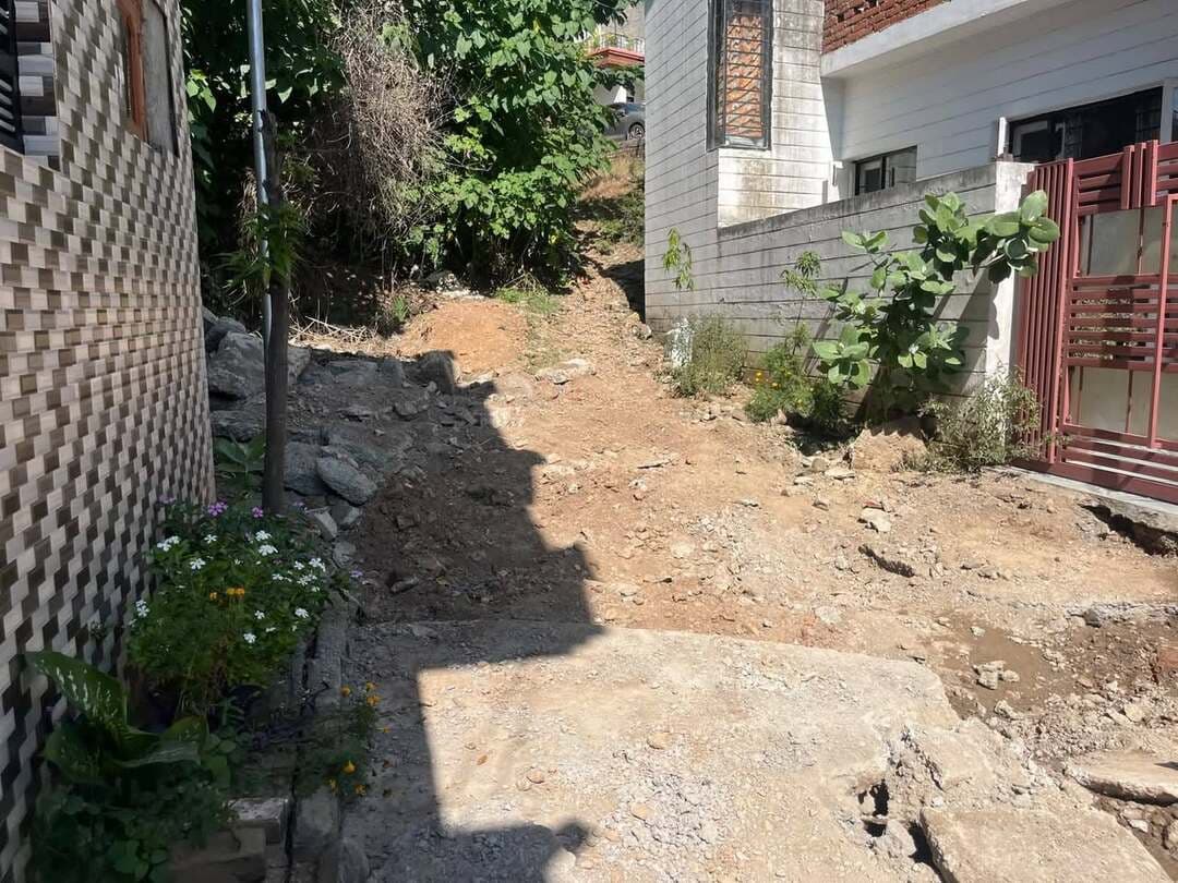 माननीय अधिकारियों से शिकायत (KALKA - Basant Vihar)
नगर निगम द्वारा घरों के सामने की छोटी गलियों की सड़क JCB से तोड़ी गई, जबकि यह काम सावधानीपूर्वक manpower से किया जाना चाहिए था। इस दौरान लोगों के पानी के कनेक्शन भी तोड़ दिए गए। अब नुकसान की भरपाई का खर्च भी निवासियों से उठाने को कहा जा रहा है।
मध्यम एवं निम्न आय वर्ग के परिवार इतना अतिरिक्त खर्च कैसे उठाएं, जबकि नुकसान नगर निगम के कार्य के दौरान हुआ है?
कृपया मामले की जाँच करवाई जाए, पानी के कनेक्शन बहाल करवाए जाएँ और मरम्मत का खर्च संबंधित विभाग द्वारा वहन किया जाए।
@MCChandigarh @cmohry @cmoharyana #MunicipalCorporation #PublicGrievance