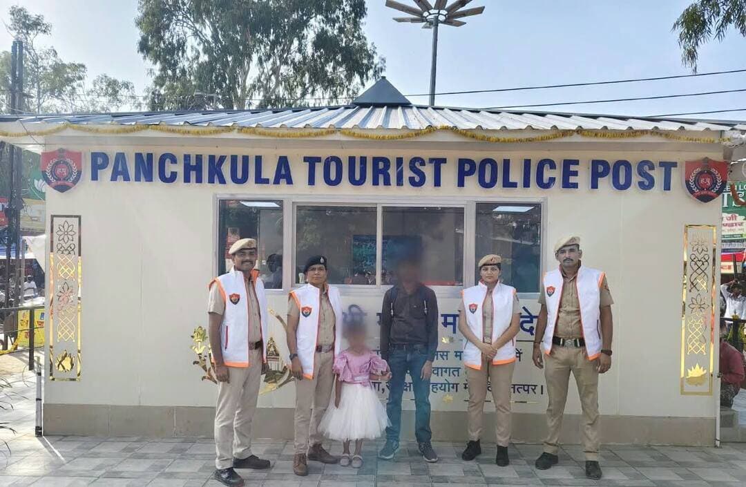माता मनसा देवी मंदिर में पंचकूला टूरिस्ट पुलिस पोस्ट की शुरुआत के 24 घंटे के अंदर हिमाचल, चंडीगढ़, पंजाब और यूपी से आए 7 परिवारों को मिली राहत, अपनों से बिछड़े 6 बच्चें व 1 महिला को पुलिस ने परिवारों से मिलवाया
पुलिस कमिश्नर पंकज नैन बोले- टूरिस्ट पुलिस पोस्ट की अलग वर्दी से श्रद्धालुओं के लिए पुलिस तक पहुंचना हुआ और आसान, टीम द्वारा बिछड़े बच्चों व महिला को सकुशल मिलवाना सराहनीय
पंचकूला/ 12 अक्टूबर:- शारदीय नवरात्र के अवसर पर माता मनसा देवी मंदिर में देश के विभिन्न राज्यों से बड़ी संख्या में श्रद्धालु माता के दर्शन करने पहुंच रहे हैं। मेले में उमड़ रही भीड़ के बीच बच्चों का परिजनों से बिछड़ जाना परिवारों के लिए चिंता का कारण बन सकता है। ऐसे में श्रद्धालुओं की सुरक्षा और सहायता के लिए मंदिर परिसर में स्थापित हरियाणा की पहली टूरिस्ट पुलिस पोस्ट ने अपनी उपयोगिता साबित करते हुए महज 24 घंटे के भीतर 7 बिछड़ों को सकुशल उनके परिजनों से मिलवाया जिनमें 6 छोटे बच्चे शामिल है। पुलिस टीम ने सूचना मिलते ही सक्रियता दिखाते हुए तकनीक, लाउडस्पीकर से उद्घोषणा और त्वरित खोजबीन के माध्यम से बच्चों को तलाशकर उनके परिजनों तक पहुंचाया।
मुख्यमंत्री हरियाणा नायब सिंह सैनी ने 11 अक्टूबर को ही माता मनसा देवी मंदिर परिसर में स्थापित हरियाणा की पहली टूरिस्ट पुलिस पोस्ट का उद्घाटन किया
डीसीपी पंचकूला आईपीएस अदिति सिंह के अनुसार पहले मामले में 11 अक्टूबर की रात करीब नौ बजे हिमाचल प्रदेश से माता के दर्शन करने आए एक परिवार की दो वर्षीय बच्ची के बिछड़ने की सूचना मिली। सूचना मिलते ही टूरिस्ट पुलिस पोस्ट की टीम ने तुरंत तलाश शुरू की और बच्ची को सकुशल उसके परिजनों से मिलवा दिया। बाकि सभी मामलें आज ही के है जिसमें दूसरे मामले में चंडीगढ़ से आए एक परिवार की पांच वर्षीय बच्ची मंदिर परिसर में परिजनों से बिछड़ गई। पुलिस टीम ने तत्परता से कार्रवाई करते हुए बच्ची को तलाशकर परिवार के सुपुर्द किया। तीसरे मामले में पंजाब से दर्शन करने आए परिवार का दो वर्षीय बच्चा मेले में बिछड़ गया, जिसे पुलिस टीम ने खोजकर सकुशल परिजनों से मिलवा दिया। चौथे मामले में उत्तर प्रदेश से आए परिवार की आठ वर्षीय बच्ची के बिछड़ने की सूचना पर टूरिस्ट पुलिस पोस्ट ने तत्काल कार्रवाई की और बच्ची को सुरक्षित उसके परिवार तक पहुंचाया। पांचवें मालमें में अभयपुर में रहने वाले एक परिवार माता के दर्शन करने पहुंचा इसी दौरान उनकी 8 वर्षीय बच्ची परिसर में बिछड़ गई जिसमें पुलिस की मदद से सकुशल मिलवा दिया गया। छठें मामलें में मूल रुप से उत्तरप्रदेश व हाल में पंजाब में रहने वाले एक 22 वर्षीय युवती अपने पति से बिछड़ गई थी जिसे जल्द ही पुलिस ने मिलवा दिया। सातवां मामले में पंजाब से आए परिवार की 6 वर्षीय बच्ची के बिछड़ने की सुचना मिलते ही टूरिस्ट पुलिस पोस्ट टीम ने सकुशल मिलवा दिया।
बच्चों के सकुशल मिलने पर उनके परिजनों ने पंचकूला पुलिस का आभार व्यक्त किया। वहीं, मंदिर परिसर के दुकानदारों और अन्य श्रद्धालुओं ने भी पुलिस टीम की तत्परता और सराहनीय कार्य की प्रशंसा की।
पुलिस कमिश्नर आईपीएस पंकज नैन ने बताया कि टूरिस्ट पुलिस की अलग वर्दी होने से श्रद्धालुओं के लिए पुलिसकर्मियों को पहचानना और उनसे सहायता लेना आसान होगा। यह टीम हरियाणा के साथ-साथ दूसरे राज्यों से माता के दर्शन करने आने वाले श्रद्धालुओं और पुलिस के बीच एक सेतु का कार्य कर रही है।
पंचकूला कमिश्नर ने श्रद्धालुओं से अपील की है कि मेले में छोटे बच्चों को अपने साथ रखते समय विशेष सावधानी बरतें, उनका हाथ पकड़कर रखें और बच्चों के बिछड़ने की स्थिति में तुरंत नजदीकी पुलिसकर्मी या टूरिस्ट पुलिस पोस्ट से संपर्क करें।