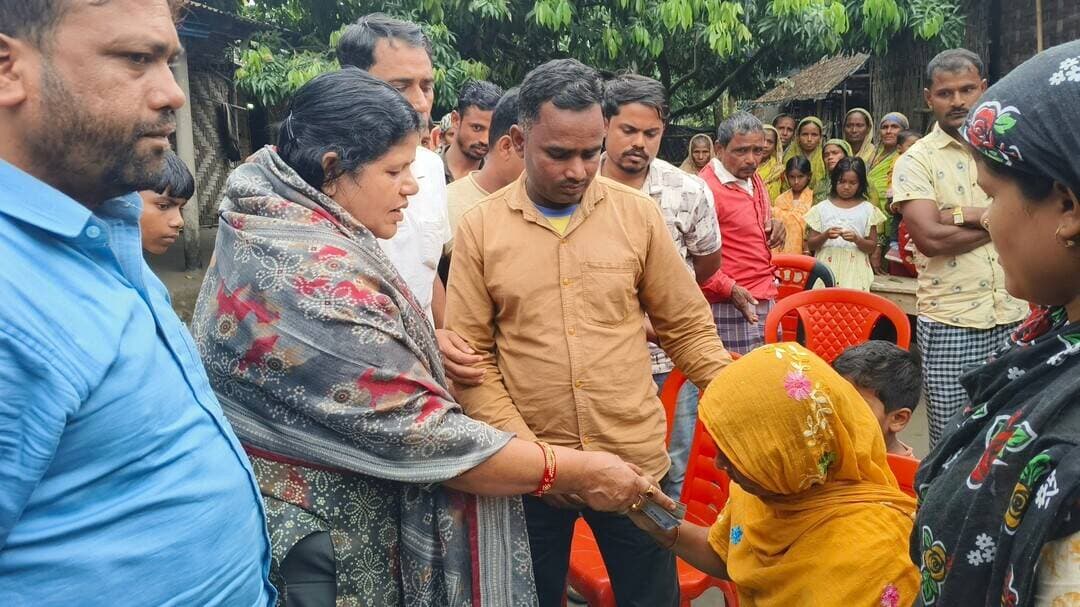 ভিনরাজ্যে পরিযায়ী শ্রমিকের মৃ*ত্যু: শোকার্ত পরিবারের পাশে দাঁড়িয়ে আর্থিক সাহায্য চোপড়ার বিধায়কের সহধর্মিনীর
<nis:link nis:type=tag nis:id=toptrendingnews nis:value=toptrendingnews nis:enabled=true nis:link/> <nis:link nis:type=tag nis:id=dcb_news nis:value=DCB_NEWS nis:enabled=true nis:link/> <nis:link nis:type=tag nis:id=bengalinews nis:value=BengaliNews nis:enabled=true nis:link/> <nis:link nis:type=tag nis:id=breakingnews nis:value=BreakingNews nis:enabled=true nis:link/> <nis:link nis:type=tag nis:id=chopra nis:value=CHOPRA nis:enabled=true nis:link/>