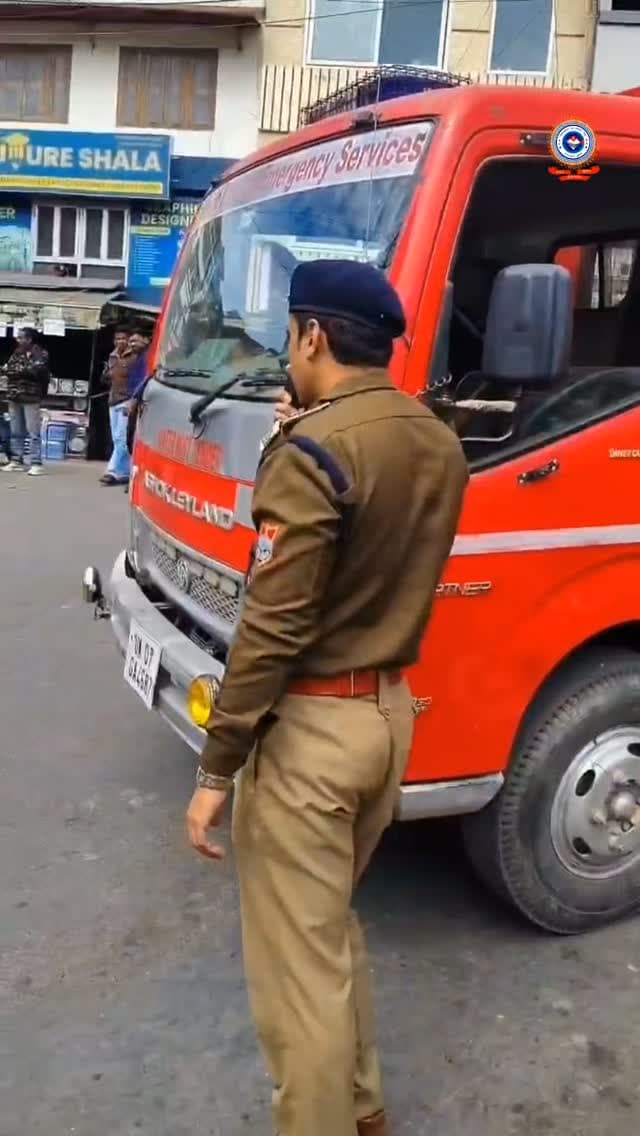 🪔दीपावली एवं आगामी त्योहारों के दृष्टिगत फायर स्टेशन मल्लीताल🚒 द्वारा नैनीताल क्षेत्रांतर्गत एक विशेष जन जागरूकता अभियान चलाया गया।📣
📢 जिसमें लाउडस्पीकर द्वारा मोहनको चौराहा, तल्लीताल डांट एवं मल्लीताल के अन्य अति-संवेदनशील व भीड़भाड़ वाले क्षेत्रों में फायर टेंडर के लाउडस्पीकर के माध्यम से नागरिकों और पर्यटकों को अग्नि सुरक्षा एवं आग से बचाव के उपायों की जानकारी दी गई।
🚧 साथ ही अतिक्रमण न करने की अपील: आपातकालीन स्थिति में फायर टेंडर व राहत टीमों की त्वरित आवाजाही सुनिश्चित करने के लिए स्थानीय व्यापारियों एवं दुकानदारों से सड़कों पर अतिक्रमण न करने का विशेष अनुरोध किया गया।
#UttarakhandPolice #UttarakhandFireService #FireSafety #Nainital #SafeDiwali