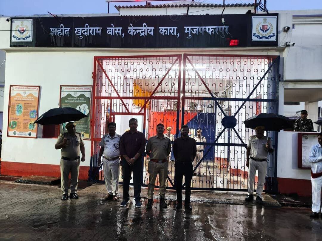 जिलाधिकारी एवं वरीय पुलिस अधीक्षक ने शहीद खुदीराम बोस केन्द्रीय कारा में की औचक छापेमारी तथा संयुक्त निरीक्षण
===================
ढाई घंटे से अधिक समय तक चला सघन निरीक्षण; विभिन्न वार्डों एवं कक्षों की हुई गहन तलाशी; कारा की सुरक्षा व्यवस्था एवं बंदियों को उपलब्ध कराई जा रही सुविधाओं का लिया जायजा
===================
काराधीक्षक को जेल मैनुअल के अनुरूप कारा संचालन सुनिश्चित करने का निर्देश
===================
मुजफ्फरपुर, 30 अक्टूबर 2026:
जिलाधिकारी, मुजफ्फरपुर एवं वरीय पुलिस अधीक्षक, मुजफ्फरपुर द्वारा आज सुबह शहीद खुदीराम बोस, केन्द्रीय कारा, मुजफ्फरपुर में औचक छापेमारी एवं संयुक्त निरीक्षण किया गया। अधिकारीद्वय ने कहा कि यह एक रूटीन जाँच था। लगभग 4 बजे सुबह छापेमारी प्रारंभ की गई। ढाई घंटे से अधिक समय तक पूरे जेल परिसर का निरीक्षण किया गया। विभिन्न वार्ड्स एवं कक्षों की गहन तलाशी ली गई। क़ैदियों को नियमानुसार मिलने वाली सुविधाओं की समीक्षा की गई। जेल की सुरक्षा-व्यवस्था का भी जायजा लिया गया।
जिलाधिकारी एवं वरीय पुलिस अधीक्षक ने कहा कि निरीक्षण के दौरान कोई भी आपत्तिजनक या प्रतिबंधित सामग्री नहीं मिली। जेल की व्यवस्था सामान्यतः संतोषजनक पायी गयी। काराधीक्षक को जेल मैनुअल के अनुसार केन्द्रीय कारा का संचालन एवं प्रशासनिक प्रबंधन सुनिश्चित करने का निदेश दिया गया।
जिलाधिकारी ने कहा कि सरकार के आदेशानुसार नियमित तौर पर कारा का औचक निरीक्षण किया जाता है। इसका मुख्य उद्देश्य यह है कि कारा का संचालन नियमानुसार हो। कैदियों को भोजन इत्यादि की हर सुविधा विधिवत उपलब्ध हो। साथ ही जेल के अंदर कोई भी अवैध गतिविधि न हो। ऐसी गतिविधियों की रोकथाम के लिए सतत निगरानी एवं प्रभावी कार्रवाई सुनिश्चित की जाए।
जिलाधिकारी ने कहा कि काराधीक्षक को जेल मैनुअल के सभी प्रावधानों का कड़ाई से अनुपालन सुनिश्चित कराने का निर्देश दिया गया है। भविष्य में भी जेल परिसर में आकस्मिक रूप से छापामारी और चेकिंग जारी रहेगी।
#CMSamrat
#samratchoudhary
Information & Public Relations Department, Government of Bihar
CMO Bihar
Home Department, Govt. of Bihar
मुजफ्फरपुर पुलिस