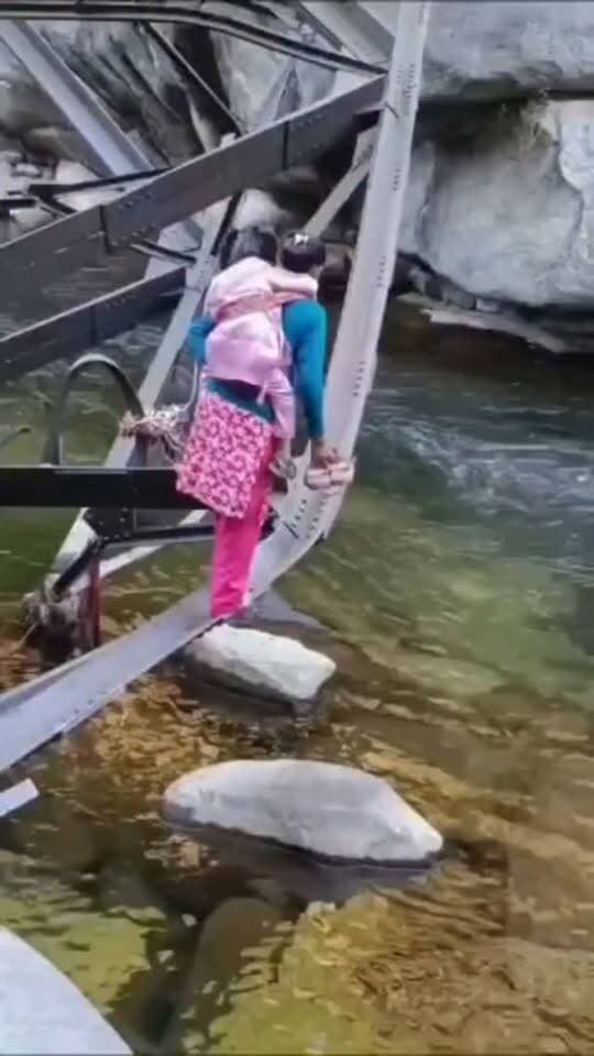 उत्तराखंड में सरकार और उनके नुमाइंदे विकास के तमाम दावे करते हैं, लेकिन हकीकत क्या है, यह पहाड़ के रहवासी ही जानते हैं. यकीन ना हो तो यह तस्वीर देख लीजिए. जो थलीसैंण क्षेत्र की है. #Uttarakhand #pauri