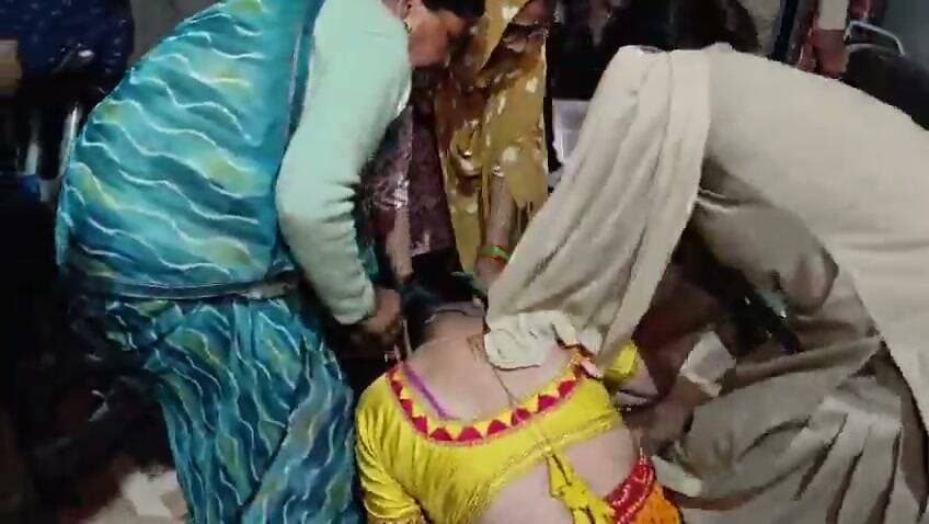 मथुरा में करवा चौथ की रात पति ने पत्नी को उसके प्रेमी के साथ पकड़ लिया। दोनों प्रेमी के किराए के कमरे में थे। पति अपनी भाभी और परिवार की अन्य महिलाओं को साथ मौके पर पहुंच गया। देखते ही देखते देवरानी और जेठानी के बीच मारपीट शुरू हो गई। #वीडियोवायरल
#Mathura #viralreels #videosvirales