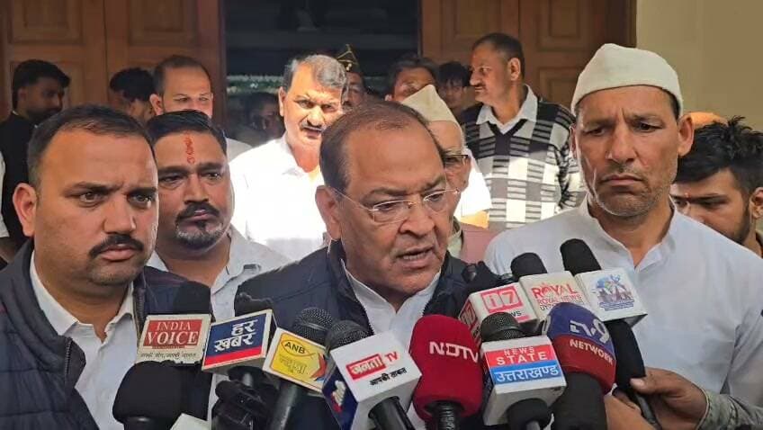 01 नवंबर को दिल्ली में कांग्रेस की ऐतिहासिक रैली - आर्या
वोट चोरी के खिलाफ नेता प्रतिपक्ष ने कार्यकर्ताओं से की बड़ी संख्या में रैली में चलने की अपील।
उत्तराखंड के नेता प्रतिपक्ष और कांग्रेस के दिग्गज नेता यशपाल आर्य ने 1 नवंबर को दिल्ली के रामलीला मैदान में होने वाली कांग्रेस की विशाल रैली को लेकर बड़ा बयान दिया है। हल्द्वानी में पत्रकारों से बात करते हुए यशपाल आर्य ने कहा कि कांग्रेस नेता राहुल गांधी ने 'वोट बचाओ-देश बचाओ' का नारा दिया है और इसी नारे के तहत दिल्ली में एक ऐतिहासिक रैली होने जा रही है।
