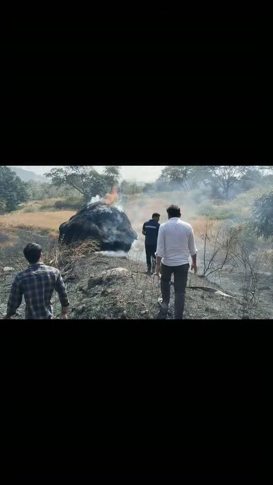 गोगुंदा - रावमादडा में बीड में लगी आग, जानकारी के अनुसार बिजली में हुआ शार्ट सर्किट। आग की लपटे में हजारों घास की पुलिया जलकर हुईं राख। मौके पर तहसीलदार प्रवीण कुमार सैनी, आर आई हंसमुख गरासिया सहित फायर ब्रिगेड की टीम पहुंची मौके पर।