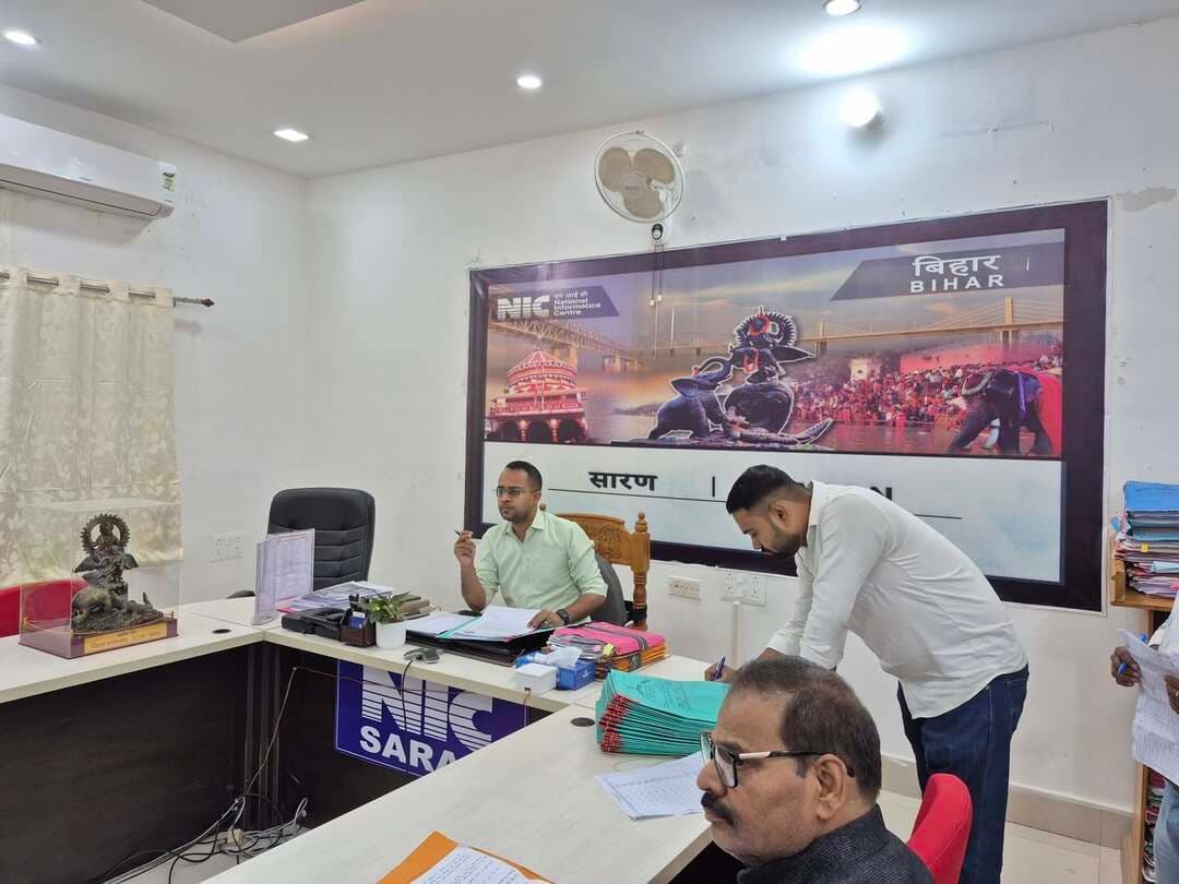 जिला पदाधिकारी के द्वारा लोक शिकायत के 22 मामलों की सुनवाई करते हुए समाधान किया गया
-------------------------------
समाहरणालय सारण छपरा
जिला जनसंपर्क कार्यालय
प्रेस विज्ञप्ति
बिहार लोक शिकायत निवारण अधिकार अधिनियम- 2015 का सफल क्रियान्वयन प्रशासन की सर्वाेच्च प्राथमिकता; सभी पदाधिकारी इसके लिए सजग, संवेदनशील तथा सक्रिय रहेंः जिला पदाधिकारी
-------------------------------
सारण, छपरा
30 अक्टूबर, 2026
-------------------------------
जिलाधिकारी, सारण श्री वैभव श्रीवास्तव के द्वारा आज कार्यालय कक्ष में बिहार लोक शिकायत निवारण अधिकार अधिनियम, 2015 के तहत द्वितीय अपील में शिकायतों की सुनवाई की गई और शिकायत का निवारण किया गया।
जिला पदाधिकारी द्वारा आज लोक शिकायत के कुल 22 मामलों की सुनवाई की गई जिसमें 12 मामले में अंतिम रूप से आदेश पारित किया गया तथा शेष 10 मामले में पूर्ण प्रतिवेदन के साथ अगली तिथि पर लोक प्राधिकार को उपस्थित होने का निर्देश दिया गया।
जिला पदाधिकारी वैभव श्रीवास्तव ने कहा कि लोक शिकायतों का ससमय तथा गुणवत्तापूर्ण निवारण अत्यावश्यक है। लोक प्राधिकारों को तत्परता प्रदर्शित करनी होगी। उन्होंने कहा कि बिहार लोक शिकायत निवारण अधिकार अधिनियम, 2015 का सफल क्रियान्वयन प्रशासन की सर्वाेच्च प्राथमिकता है। सभी पदाधिकारी इसके लिए सजग, संवेदनशील तथा सक्रिय रहें।