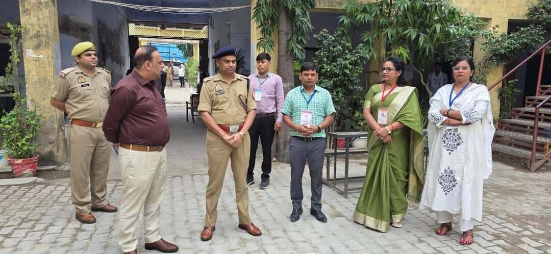 जिलाधिकारी और पुलिस अधीक्षक जालौन द्वारा संयुक्त रूप से किया परीक्षा केंद्रों का औचक निरीक्षण!!
उत्तर प्रदेश अधीनस्थ सेवा चयन आयोग (UPSSSC) द्वारा आयोजित प्रारम्भिक अर्हता परीक्षा (PET)-2026 को जनपद में पूरी तरह सकुशल, निष्पक्ष, पारदर्शी और शांतिपूर्ण ढंग से संपन्न कराने के लिए आज दिनांक 30 अक्टूबर 2026 को जिलाधिकारी जालौन श्री समीर एवं पुलिस अधीक्षक जालौन सुरेश चन्द्र रावत ने जनपद के परीक्षा केंद्रों का औचक निरीक्षण किया।
निरीक्षण के दौरान परीक्षा केंद्रों पर लगे सीसीटीवी कैमरों और कंट्रोल रूम की कार्यप्रणाली का बारीकी से जायजा लिया गया ।
नकलविहीन परीक्षा सुनिश्चित करने के लिए बायोमेट्रिक व्यवस्था और प्रवेश द्वार पर चेकिंग/फ्रिस्किंग प्रक्रिया की गहनता से जांच की गई।
अभ्यर्थियों के बैठने की उचित व्यवस्था और गोपनीय कक्ष (Confidential Room) की सुरक्षा का विशेष निरीक्षण किया गया ।
ड्यूटी पर तैनात सभी पुलिस बल और प्रशासनिक कर्मचारियों को यह स्पष्ट निर्देश दिए हैं कि वे परीक्षा के दौरान पूर्ण सतर्कता, मुस्तैदी और संवेदनशीलता के साथ अपनी जिम्मेदारी निभाएं। किसी भी प्रकार की कोताही बर्दाश्त नहीं की जाएगी।