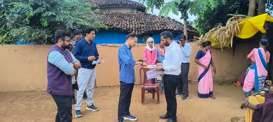 #बालाघाट
नक्सल प्रभावित रहे गांवों में विकास कार्यों को गति देने कलेक्टर ने किया भ्रमण
केरझरी, मुंडा और तुम्मा में ग्रामीणों से किया संवाद, आंगनबाड़ी केंद्रों एवं प्राथमिक शालाओं का किया निरीक्षण
नक्सलवाद के खात्मे के बाद जिले के पूर्व नक्सल प्रभावित गांवों को विकास की मुख्यधारा से जोड़ने के लिए जिला प्रशासन द्वारा लगातार प्रयास किए जा रहे हैं। इन गांवों में बुनियादी सुविधाओं का विस्तार, अधोसंरचना विकास और रोजगारमूलक गतिविधियां शुरू करने के उद्देश्य से प्रशासनिक अधिकारियों द्वारा गांवों का भ्रमण कर ग्रामीणों की आवश्यकताओं और समस्याओं की जानकारी ली जा रही है।
इसी क्रम में कलेक्टर श्री आदित्य सिंह ने 30 अक्टूबर को बिरसा विकासखंड की ग्राम पंचायत दड़ेकसा के ग्राम केरझरी, मुंडा और तुम्मा का भ्रमण किया। इस दौरान उन्होंने ग्रामीणों से सीधे संवाद कर गांवों में उपलब्ध सुविधाओं, आवश्यकताओं और समस्याओं की जानकारी ली। कलेक्टर ने ग्रामीणों से चर्चा कर उनकी जरूरतों को समझा तथा गांवों के समग्र विकास के लिए आवश्यक कार्यों की जानकारी प्राप्त की।
भ्रमण के दौरान कलेक्टर श्री सिंह ने तीनों गांवों के आंगनबाड़ी केंद्रों और प्राथमिक शालाओं का भी निरीक्षण किया। आंगनबाड़ी केंद्रों में बच्चों को दिए जाने वाले नाश्ते और भोजन की गुणवत्ता परखने के लिए उन्होंने स्वयं भोजन का स्वाद चखा। केरझरी के आंगनबाड़ी केंद्र में बच्चों के नाश्ते के लिए नमकीन उपमा बनाया गया था, जबकि तुम्मा के आंगनबाड़ी केंद्र में बच्चों के भोजन के लिए रोटी और आलू की सब्जी तैयार की गई थी।
कलेक्टर ने आंगनबाड़ी केंद्रों में बच्चों के टीकाकरण और कुपोषण की स्थिति के संबंध में भी जानकारी ली। उन्होंने बच्चों के पोषण और स्वास्थ्य से जुड़ी गतिविधियों की समीक्षा करते हुए आंगनबाड़ी कार्यकर्ताओं एवं क्षेत्र के सीएचओ द्वारा किए जा रहे कार्यों की सराहना की।
इस दौरान बैहर एसडीएम श्री अनिकेत शांडिल्य एवं जनपद पंचायत के सीईओ श्री नितीन भट्ट भी उपस्थित थे।
#JansamparkMP
#CMMadhyaPradesh
#WelfareTribal
#mp_wcdmp