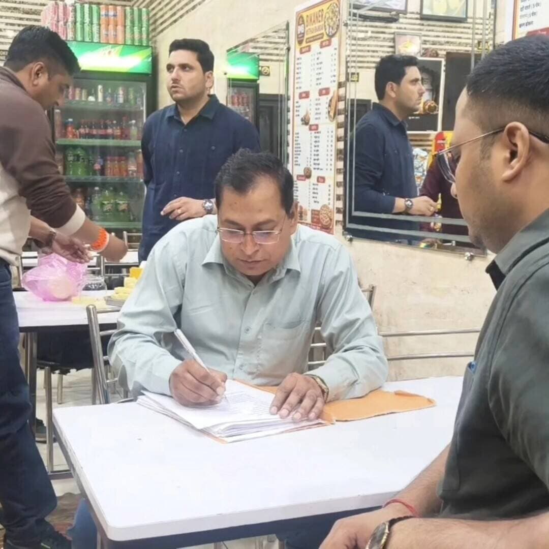 त्योहारों के सीजन में उपमंडल प्रशासन छछरौली की कार्रवाई, छछरौली बाजार में मिठाइयों के सैंपल लिए
मिलावट रोकने और लोगों के स्वास्थ्य की सुरक्षा के लिए खाद्य पदार्थों की गुणवत्ता की जांच जारी रहेगी – एसडीएम छछरौली जसपाल सिंह गिल
त्योहारों के सीजन को ध्यान में रखते हुए खाद्य पदार्थों में मिलावट रोकने तथा आमजन के स्वास्थ्य की सुरक्षा सुनिश्चित करने के लिए प्रशासन द्वारा जांच अभियान चलाया जा रहा है। उपायुक्त प्रीति के आदेशानुसार तथा एसडीएम छछरौली जसपाल सिंह गिल के मार्गदर्शन में बीडीपीओ कार्तिक चौहान, फूड सप्लाई ऑफिसर गुलाब सिंह यमुनानगर तथा उनकी टीम ने छछरौली बाजार की पांच से छह मिठाई की दुकानों से मिठाइयों के सैंपल लिए । सभी सैंपल जांच के लिए प्रयोगशाला में भेजे गए हैं। जांच रिपोर्ट आने के बाद नियमानुसार आगामी कार्रवाई की जाएगी। छछरौली
एसडीएम जसपाल सिंह गिल ने कहा कि दुकानदार ग्राहकों को केवल गुणवत्तापूर्ण एवं शुद्ध मिठाइयां ही बेचें। मिठाइयों को तैयार करने और भंडारण के दौरान स्वच्छता का भी विशेष ध्यान रखें तथा मुनाफाखोरी या लालच में आकर मिलावटी या खराब गुणवत्ता वाले खाद्य पदार्थों की बिक्री से बचें। उन्होंने कहा कि खाद्य पदार्थों की गुणवत्ता में किसी भी प्रकार की लापरवाही बर्दाश्त नहीं की जाएगी।
उन्होंने कहा कि त्योहारों के दौरान मिठाइयों और अन्य खाद्य पदार्थों की मांग बढ़ जाती है। ऐसे में लोगों के स्वास्थ्य के साथ खिलवाड़ रोकना प्रशासन की जिम्मेदारी है। उन्होंने बताया कि उपमंडल छछरौली में खाद्य पदार्थों की गुणवत्ता सुनिश्चित करने के लिए इस प्रकार की जांच और निरीक्षण की कार्रवाई आगे भी लगातार जारी रहेगी।