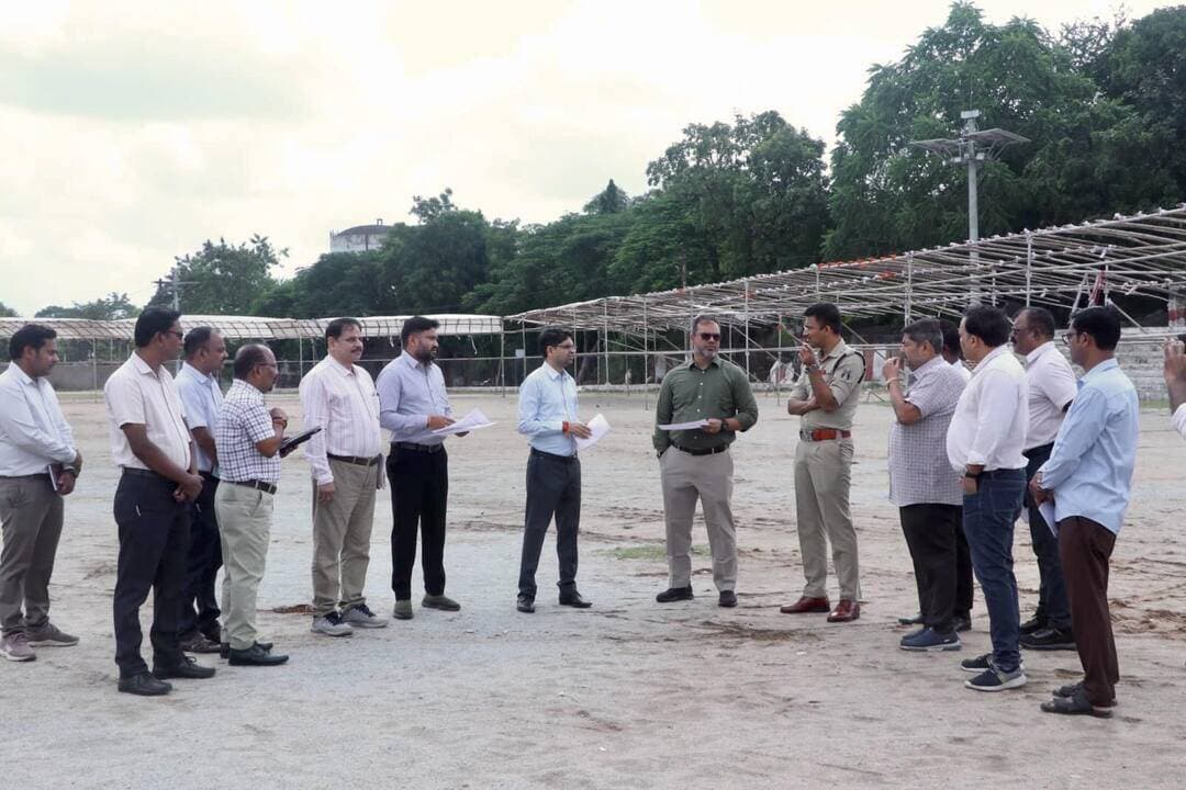 राज्योत्सव 2026 की तैयारियां तेज!
कलेक्टर श्री कुन्दन कुमार एवं पुलिस अधीक्षक श्री निखिल राखेचा ने नरहरदेव स्कूल मैदान पहुंचकर आयोजन स्थल का निरीक्षण किया। व्यवस्थाओं का जायजा लेते हुए अधिकारियों को सभी तैयारियां समय-सीमा में पूर्ण करने और बेहतर समन्वय के साथ भव्य एवं सुव्यवस्थित आयोजन सुनिश्चित करने के निर्देश दिए।
📍 2 नवंबर | नरहरदेव स्कूल मैदान, कांकेर
#CGRajyotsav_2026
#छत्तीसगढ़_राज्योत्सव_2026
@chhattisgarhcmo @dpr.chhattisgarh