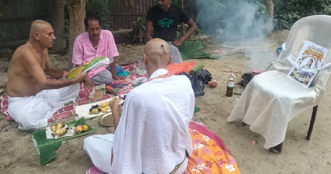 कटिहार में अंतर जातीय प्रेम विवाह करने पर लड़की का किया पिंड दान
कटिहार जिले के कदवा थाना क्षेत्र के निझरा गांव में सैजल कुमारी ने दूसरी जाति के अजय पासवान से 23 अक्टूबर को प्रेम विवाह कर लिया। बेटी के इस फैसले से नाराज पिता श्याम ठाकुर और भाई ने जीवित बेटी का सिर मुंडवाकर हिंदू रीति-रिवाज से पिंडदान और श्राद्ध कर्म कर दिया। बताया जा रहा है कि दोनों के बीच करीब 11 वर्षों से प्रेम संबंध था। घटना ने पूरे इलाके में सामाजिक रूढ़ियों और अंतरजातीय विवाह को लेकर नई बहस छेड़ दी है।
#Katihar #BiharNews #LoveMarriage #BiharPrimeTV