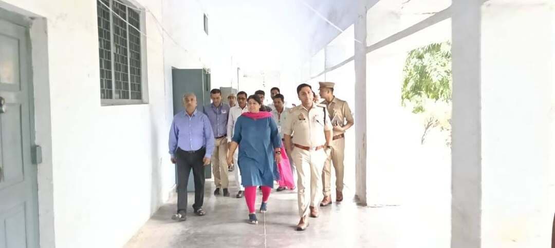 रायबरेली में जिलाधिकारी सरनीत कौर ब्रोका व पुलिस अधीक्षक रवि कुमार ने पीईटी-2026 के दृष्टिगत फिरोजगांधी डिग्री कालेज, रेयांन इंटरनेशनल स्कूल, जीआईसी सहित विभिन्न परीक्षा केंद्रों का निरीक्षण कर व्यवस्थाओं का जायजा लिया एवं संबंधित अधिकारियों को आवश्यक दिशा-निर्देश दिए।