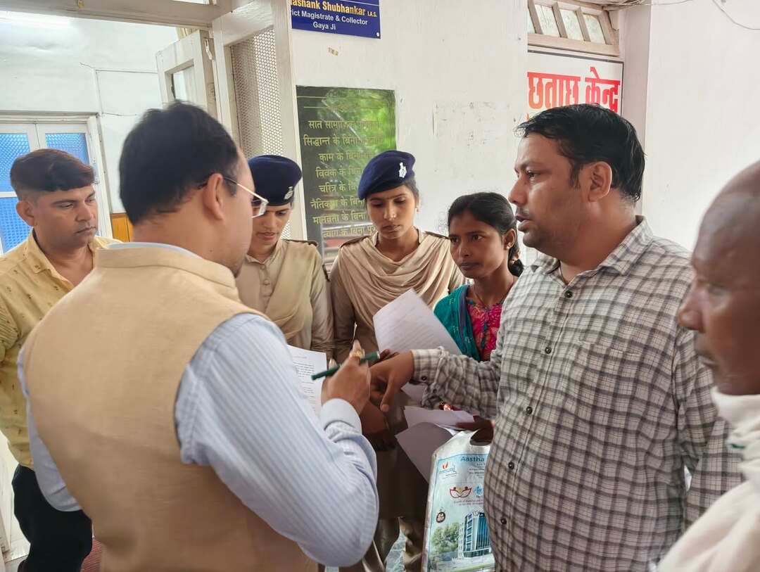 *ज़िला पदाधिकारी ने जनता दरबार में सुनी आमजनों की समस्याएँ*
*समस्याओं का हुआ ऑन द स्पॉट निवारण*
*जनता दरबार में प्राप्त आवेदनों को प्राथमिकता स्तर पर निष्पादन हेतु पदाधिकारियों को दिया निर्देश*
गया, 30 अक्टूबर 2026, जिलाधिकारी, गया श्री शशांक शुभंकर ने समाहरणालय में आये अनेकों फरियादियों को देख उनकी समस्याओं को सुना गया। जिले के विभिन्न प्रखंडों से आए लगभग 50 से अधिक आमजनों की समस्याएँ सुनीं गयी।
इस अवसर पर भूमि विवाद, आवास योजना, स्वास्थ्य सेवाओं से जुड़ी शिकायतें, पेंशन योजना, मुआवजा, आरटीपीएस, शिक्षा विभाग से संबंधित विषयों समेत अन्य मामलों को लोगों ने जिलाधिकारी के समक्ष रखा।
ज़िला पदाधिकारी ने उपस्थित अधिकारियों को संबंधित प्रकरणों का त्वरित एवं निष्पक्ष निपटारा सुनिश्चित करने के निर्देश दिए। उन्होंने कहा कि जनता की समस्याओं का समयबद्ध समाधान जिला प्रशासन की प्राथमिकता है और प्रत्येक विभागीय पदाधिकारी इस दिशा में गंभीरता से कार्य करें।
