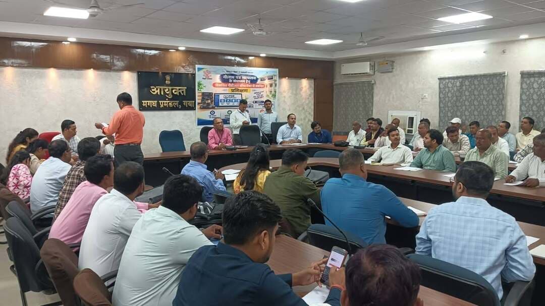 प्रेस विज्ञप्ति
नीलाम पत्र न्यायालय के संचालन को डिजिटल एवं पारदर्शी बनाने की पहल, पीडीआर सॉफ्टवेयर पर प्रशिक्षण कार्यक्रम आयोजित
गया , 30 अक्टूबर 2026। बिहार सरकार के राजस्व एवं भूमि सुधार विभाग के अंतर्गत राजस्व परिषद्, पटना के तत्वावधान में नीलाम पत्र न्यायालय के कार्यों को अधिक प्रभावी, पारदर्शी एवं सुगम बनाने के उद्देश्य से विकसित पीडीआर (PDR) सॉफ्टवेयर के संचालन एवं उपयोग से संबंधित प्रशिक्षण कार्यक्रम का आयोजन शुक्रवार को प्रमंडलीय सभागार, गया जी में किया गया। कार्यक्रम की अध्यक्षता आयुक्त के सचिव श्री सुशील कुमार (बि.प्र.से.) ने किया।
प्रशिक्षण कार्यक्रम में मगध प्रमंडल, गया के अंतर्गत आने वाले जिला यथा गया, जहानाबाद, अरवल, औरंगाबाद एवं नवादा के संबंधित पदाधिकारियों एवं कर्मियों ने भाग लिया। प्रशिक्षण के दौरान आये पदाधिकारीयों एवं कर्मियों को पीडीआर सॉफ्टवेयर की कार्यप्रणाली, तकनीकी विशेषताओं तथा इसके माध्यम से नीलाम पत्र न्यायालय से संबंधित विभिन्न प्रक्रियाओं के ऑनलाइन निष्पादन की विस्तृत जानकारी दी गई।
कार्यक्रम में विशेष रूप से नीलाम पत्र वादों के पंजीकरण एवं निष्पादन, वादों की अद्यतन स्थिति की जानकारी, अभिलेखों के डिजिटल संधारण तथा न्यायालयीन कार्यों की ऑनलाइन निगरानी से संबंधित प्रक्रियाओं पर विस्तारपूर्वक प्रशिक्षण दिया गया। ताकी वे अपने-अपने कार्यक्षेत्र में इसका प्रभावी ढंग से उपयोग कर सकें।
इस अवसर पर बताया गया कि पीडीआर सॉफ्टवेयर के लागू होने से नीलाम पत्र न्यायालय के कार्यों में अनावश्यक विलंब को कम करने, अभिलेखों के व्यवस्थित रखरखाव, कार्यों की नियमित मॉनिटरिंग तथा पारदर्शिता एवं जवाबदेही सुनिश्चित करने में मदद मिलेगी। इसके माध्यम से न्यायालयीन प्रक्रियाओं को अधिक व्यवस्थित एवं समयबद्ध बनाया जा सकेगा।
प्रशिक्षण कार्यक्रम का मुख्य उद्देश्य पदाधिकारियों एवं कर्मियों को डिजिटल प्रणाली के प्रति दक्ष बनाना तथा तकनीक आधारित प्रशासनिक व्यवस्था को और सुदृढ़ करना है। इससे न केवल विभागीय कार्यों के निष्पादन में तेजी आएगी, बल्कि आम नागरिकों को भी नीलाम पत्र न्यायालय से संबंधित सेवाओं का लाभ अधिक सरल, सुगम एवं पारदर्शी तरीके से मिल सकेगा।
राजस्व परिषद्, पटना की यह पहल राज्य में ई-गवर्नेंस को बढ़ावा देने तथा न्यायालयीन कार्यप्रणाली को आधुनिक तकनीक से जोड़कर अधिक प्रभावी, जवाबदेह एवं जनहितकारी बनाने की दिशा में एक महत्वपूर्ण कदम है।