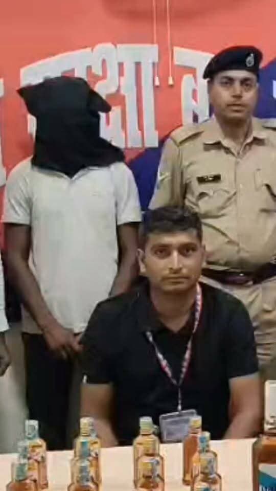 ट्रॉली बैग में शराब छिपाकर ला रहा था अतरी का युवक, गया स्टेशन पर गिरफ्तार
झारखंड से शराब लाकर गया में बेचने की थी तैयारी, RPF ने पकड़ा
गया रेलवे स्टेशन पर RPF की कार्रवाई, 8.490 लीटर विदेशी शराब बरामद
