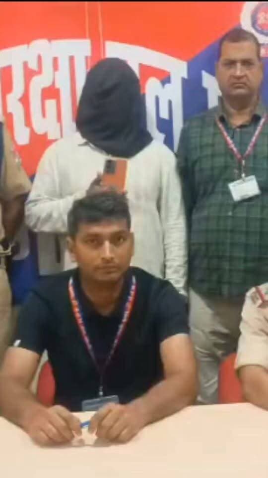 गया स्टेशन पर चोरी के मोबाइल के साथ युवक गिरफ्तार, 15 हजार का फोन बरामद
पैंट की जेब में छिपा रखा था चोरी का मोबाइल, RPF ने पकड़ा
ऑपरेशन यात्री सुरक्षा के तहत कार्रवाई, चोरी के मोबाइल के साथ युवक धराया