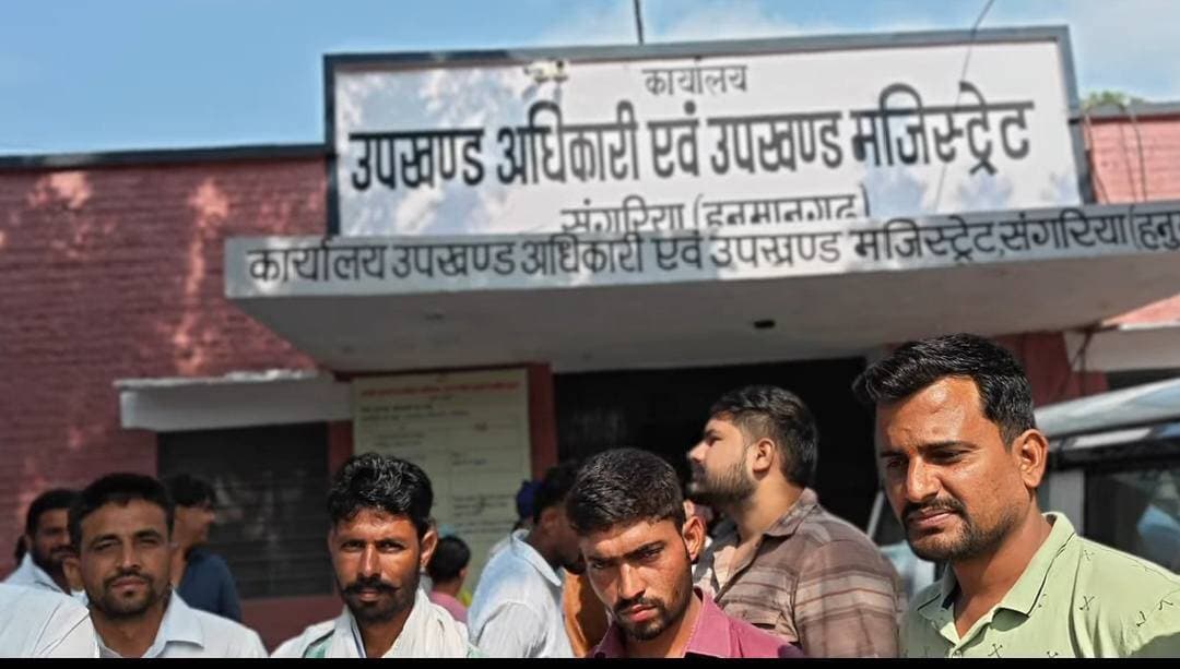 🚨 संगरिया के बोलावाली गांव में भ्रष्टाचार के खिलाफ ग्रामीणों का विरोध!
📍 जांच कमेटी की प्रगति जानने के लिए एसडीएम से मिले ग्रामीण
#संगरिया के गांव बोलावाली में निर्माण में भ्रष्टाचार के आरोपों और सड़क निर्माण में कथित अनियमितताओं को लेकर ग्रामीणों का विरोध लगातार जारी है।
ग्रामीणों ने सड़क निर्माण में गड़बड़ियों का मुद्दा उठाते हुए अपनी समस्याओं से प्रशासन को अवगत करवाया। साथ ही, पूरे मामले की निष्पक्ष जांच करवाने और दोषियों के खिलाफ उचित कार्रवाई की मांग की।
जांच कमेटी द्वारा अब तक की गई कार्रवाई और जांच की प्रगति की जानकारी लेने के लिए ग्रामीण एसडीएम से मिले तथा उन्हें ज्ञापन सौंपा।
ग्रामीणों का कहना है कि गांव के विकास कार्यों में पारदर्शिता और सरकारी धन का सही उपयोग सुनिश्चित होना चाहिए। जनता के पैसों से होने वाले विकास कार्यों में किसी भी प्रकार की अनियमितता बर्दाश्त नहीं की जानी चाहिए।
अब ग्रामीणों को प्रशासन की जांच और आगामी कार्रवाई का इंतजार है।
Vijay Singh Beniwal ✍️
संगरिया की आवाज़
#संगरिया #बोलावाली #भ्रष्टाचार #ग्रामीणोंकाविरोध #निष्पक्षजांच #जनहित #संगरियाकीआवाज
#ज्ञापन
श्रीमान उपखण्ड अधिकारी महोदय, संगरिया ।
विषय ,
ग्राम 1- ग्राम पंचायत बोलांवाली मे ग्राम सरपंच भावना देवी व विकास अधिकारी निर्मला कड़वासरा द्वारा विकास कार्य मे किये गये गबन की जाँच हेतू
मान्यवर
निवेदन है कि प्रार्थीगण ग्राम बोलांवाली के निवासी है। ग्राम पंचायत बोलांवाली मे ग्राम सरपंच भावना देवी व ग्राम विकास अधिकारी निर्मला कड़वासरा ने मिलकर विकास कार्य मे भारी अनियमितता कर राजकीय कोष का बिन्दुबार प्रार्थना निम्नानुसार हैं । गबन किया है जिसकी कि
1.सीसी ब्लाक सडक मय सडक व नाली निर्माण गुरुद्वारा से गुवाड़ की और कार्य वर्क कोड न. सम्पूर्ण निर्माण नही किया गया है। तथा कश्मीर सिह के घर से 2020/2021/104/370 की सड़क का चिमनलाल सेठी के घर तक का निर्माण किया गया है। चिमन सेठी के घर से गुरुद्वारा तक आज भी कोई सडक नही है तथा ना ही पूरी सड़क पर नाली का निर्माण किया गया है। जबकि गुवाड से गुरुद्वारा तक सम्पूर्ण सडक कश्मीर के घर व चिमन सेठी के घर के पास से होते हुए गुरूद्वारा तक जानी चाहिये थी। तथा उक्त सडक पूर्व मे गुवाड़ अर्थात ठाकुर जी के मन्दिरो से महेन्द्र सिंह के घर तक पालाराम से चिमन सेठी के घर तक वर्क ऑर्डर स. 204888 स. 2019-2020 व वर्क ऑर्डर स. 87768 सन 2019-2020 मे निर्मित हो चुकी है। ग्राम विकास अधिकारी निर्मला कडवासरा व ग्राम पंचायत सरपंच ने पूर्व मे निर्मित सडक को ही दुबारा निर्माण कागजी स्तर पर दिखाकर राजकीय कोष का दुरूपयोग किया है। यह कि
2.वर्क ऑर्डर स. 2021-2022 वर्क ऑर्डर स. 395/181 मे वाटिका सौन्दर्यकरण का कार्य 3,00,000/- रूपये अखरे तीन लाख रूपये का कार्य दिखाया गया है। जबकि भोतिक स्थिति देखने से स्पष्ट होता है कि मौका पर कोई कार्य नही किया गया है। 3.राजकीय कोष का 3,00,000/- रूपये का दुरूपयोग किया गया है। कि वर्क ऑर्डर
4. स. 2023-2024-172525 अम्बेडकर पार्क मे शौचालय निर्माण कार्य की राशि 2.96,448/- रूपये की राशि खर्च हुई है। जबकि मौके पर निर्मित 7 गुणा 7 के शौचालय पर 2.96.448/- रूपये की राशि खर्च होना सम्भव नही प्रतीत होता है। कि वर्क ऑर्डर स०. 2023-2024 वाटिका के पास खेल मैदान मे सुविधा विस्तार कार्य के नाम से 3,00,000/- रूपये की राशि राजकीय कोष से उठायी गई है जबकि मोका की स्थिति के अनुसार खेल मैदान मे निर्मित पुरानी दीवारो पर पुनः प्लास्टर कर राशि उठाई गई है। तथा खेल मैदान मे अन्य कोई सुविधा नही दी गई है।
5. कि वर्क ऑर्डर स. 2022-23-427-426 वाटिका के पास सार्वजनिक स्थल पर कमरा व बरामदा निर्माण कार्य राशि 6,00,000/- रूपयें की राशि का गबन राजकीय कोष से किया गया है। क्योकि राजकीय खेल मैदान मे पूर्व से राजकीय निर्मित कमरो व बरामदो की दीवारो को उँचा कर पुनः छत लगा दी तथा पुराने निर्मित भवन को नकारा धोषित कर पुराने मलबे की कोई नीलामी नही की गई है।
6.कि वार्ड न. 12 पवन के घर से ओम सेठी के घर तक निर्मित नाली निर्माण का बंजट उठा लिया तथा मौका पर कुछ भाग की दूरी पर ही नाली निर्माण किया गया है। जबकि सम्पूर्ण दूरी पर नाली निर्माण की
राशि राजकीय कोष से उठा ली है ।
7.यह कि स्वच्छता तथा का गया है।
पोर्टल क्रम सं. 56843524 पर कार्य सम्पूर्ण दिखाकर 4,52,948 जगसीर के घर की और सी.सी. रोड का निर्माण कार्य ऑनलाईन हेतू सी.सी. ब्लॉक रोड निर्माण कार्य राजू के घर से रुपये का बजट राजकीय कोष से उठाया गया है मगर वास्तविक रूप भौतिक स्तर पर यह सडक आज तक निर्मित नही की गई है। यह कि स्वच्छता हेतू सी.सी. ब्लॉक रोड निर्माण कार्य राजू के घर से जगसीर के घर की और नाली का निर्माण कार्य ऑनलाईन पोर्टल स. 1256836095 पर दर्ज कर 82,387 रूपये खर्च बताकर कार्य सम्पूर्ण दिखाया गया है। परन्तु भोतिक सत्यापन से देखने से यह स्पष्ट होता है कि यह कार्य आज तक हुआ ही नही है राजकीय कोष तथा समस्त राशि का गबन कर लिया गया है। गबन किया
8.कि प्रशासन से बार बार मांग की गई किन्तु आज तक कोई भी उक्त उक्त कार्यो की जाँच करवाने हेतू पूर्व मे भी कार्यों की जाँच नही हुई है तथा उक्त कार्यों की जाँच को लम्बित है। कार्यों की जाँच कर ग्राम पंचायत बोलांवाली मे ग्राम सरपंच भावना अतः ज्ञापन प्रस्तुत कर निवेदन है कि उपरोक्त वर्णित देवी व ग्राम विकास अधिकारी निर्मला कड़वासरा बोलांवाली के विरूद्ध कार्यवाही की जावे। अगर चुनाव से पूर्व उचित स्तर की जॉच नही होती है तो हम समस्त ग्रामवासीयो को मजबूरन आंदोलन का अपनाना पडेगा ।