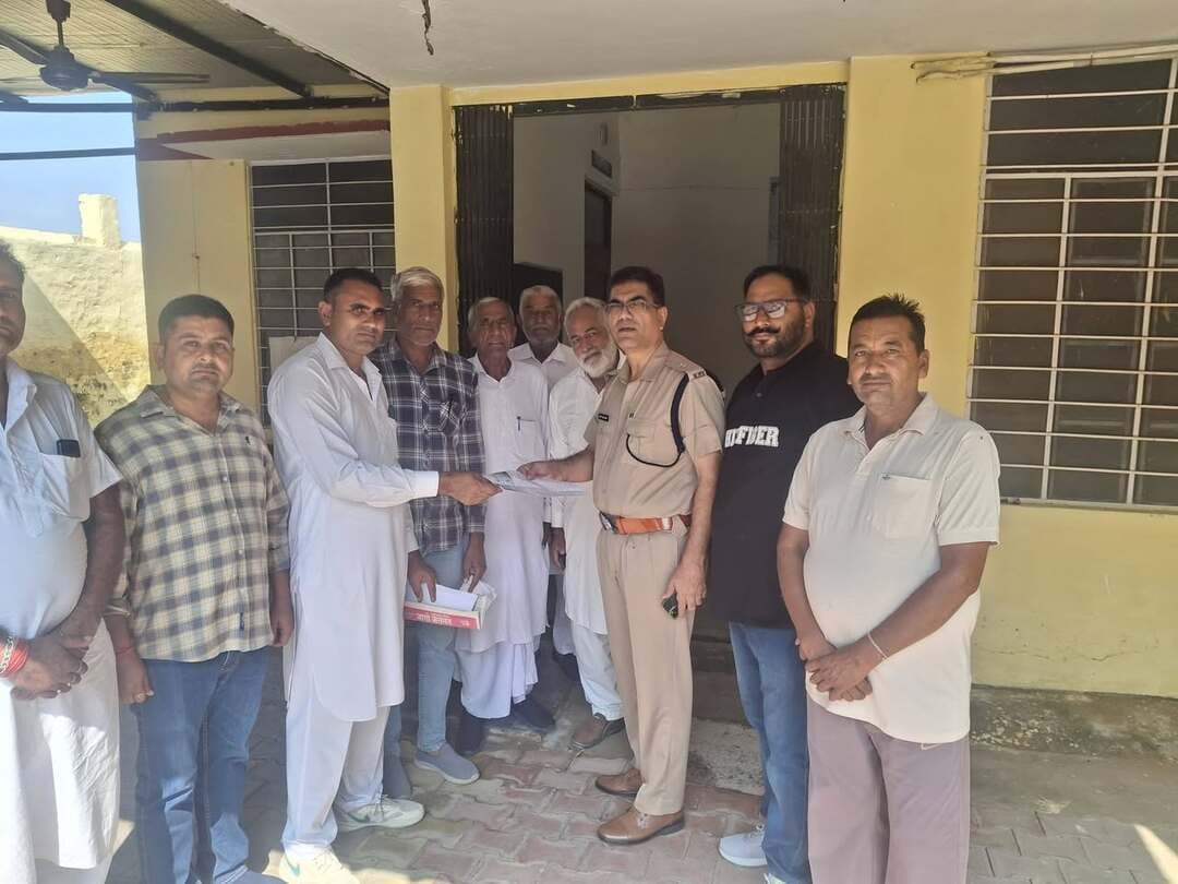 🚨 बोलावाली में चोरों का आतंक, ग्रामीणों ने पुलिस अधिकारियों को सौंपा ज्ञापन
संगरिया की आवाज़।
#संगरिया। गांव बोलावाली में चोरी की बढ़ती घटनाओं से ग्रामीणों में भय और रोष का माहौल है। चोरों के आतंक से परेशान ग्रामीणों ने सीआई साहब एवं डीएसपी को ज्ञापन सौंपकर सुरक्षा व्यवस्था मजबूत करने और चोरी की घटनाओं पर अंकुश लगाने की मांग की।
ग्रामीणों ने पुलिस प्रशासन से जल्द प्रभावी कार्रवाई कर गांव में शांति एवं सुरक्षा का माहौल कायम करने की अपील की।
Vijay Singh Beniwal ✍️
संगरिया की आवाज़