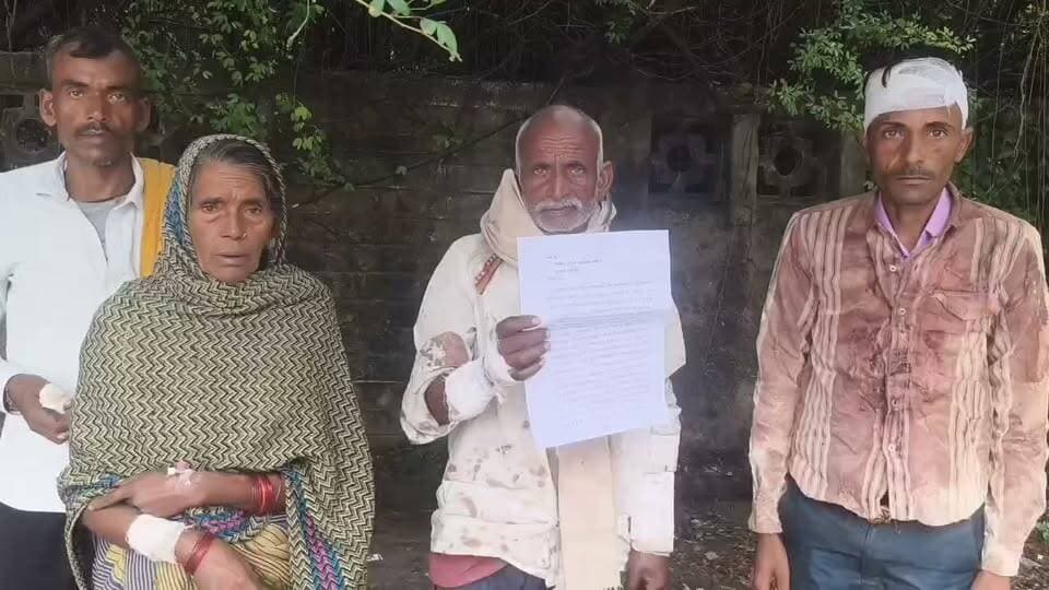 फतेहपुर में पुराने मुकदमे की रंजिश में खूनी संघर्ष का आरोप, लाठी-भाला और कुल्हाड़ी से हमला कर परिवार को किया घायल
हुसैनगंज के लोधौरा गांव में मारपीट का मामला, बुजुर्ग दंपती समेत तीन लोगों को गंभीर चोटें आने का दावा
पीड़ित ने एसपी अभिमन्यु मांगलिक से लगाई न्याय की गुहार, मुकदमा दर्ज कराने और घायलों का मेडिकल कराने की मांग
फतेहपुर, 30 अक्टूबर 2026। उत्तर प्रदेश के फतेहपुर जिले में पुरानी रंजिश को लेकर एक परिवार पर कथित हमले का मामला सामने आया है। हुसैनगंज थाना क्षेत्र के लोधौरा मजरे सिहार गांव निवासी जगदीश लोधी ने पुलिस अधीक्षक को प्रार्थना पत्र देकर आरोप लगाया है कि पुराने मुकदमे को वापस लेने का दबाव बनाते हुए उनके परिवार के सदस्यों के साथ मारपीट की गई। पीड़ित के मुताबिक, हमले में उनके पुत्र शत्रोहन, पत्नी कमला देवी और उन्हें गंभीर चोटें आई हैं। न्याय की मांग को लेकर पीड़ित ने अब पुलिस अधीक्षक का दरवाजा खटखटाया है।
पुराने मुकदमे को लेकर विवाद बढ़ने का आरोप
शिकायत के अनुसार, जगदीश लोधी के पुत्र शत्रोहन की पत्नी शीलू को 28 जून 2026 को गांव का ही एक युवक कथित तौर पर अपने साथ ले गया था। इस संबंध में शत्रोहन की ओर से मुकदमा दर्ज कराया गया था। पीड़ित का आरोप है कि इसी मुकदमे को लेकर दूसरे पक्ष के लोग उनसे नाराज चल रहे थे और लगातार मुकदमा वापस लेने का दबाव बना रहे थे।
रात आठ बजे घर पहुंचकर हमले का आरोप
जगदीश लोधी ने अपने प्रार्थना पत्र में आरोप लगाया है कि 28 अक्टूबर की रात करीब आठ बजे सात लोग उनके दरवाजे पर पहुंचे। शिकायत में रज्जन, रोहित, बालकुमार, अजय, फूलचंद, अर्जुन और सरोज के नाम शामिल हैं। आरोप है कि इन लोगों ने शत्रोहन से मुकदमा वापस लेने को कहा। इनकार करने पर लाठी, डंडे, भाला, रॉड, सरिया और कुल्हाड़ी से हमला कर दिया।
शिकायतकर्ता का कहना है कि शोर सुनकर वह और उनकी पत्नी कमला देवी बीच-बचाव करने पहुंचे तो उनके साथ भी मारपीट की गई। इस दौरान परिवार के तीन सदस्यों को चोटें आईं। पीड़ित ने आरोप लगाया है कि हमलावरों ने मुकदमा वापस नहीं लेने पर पूरे परिवार को जान से मारने की धमकी भी दी।
थाने में सुनवाई नहीं होने का लगाया आरोप
जगदीश के मुताबिक, वह रात करीब 11 बजे घायलों को लेकर हुसैनगंज थाने पहुंचे और लिखित शिकायत दी, लेकिन उनका आरोप है कि तत्काल मुकदमा दर्ज नहीं किया गया। उन्होंने सामुदायिक स्वास्थ्य केंद्र में उपचार कराने तथा जिला अस्पताल में चिकित्सकीय परीक्षण के लिए भेजे जाने की बात भी कही है। उनका दावा है कि पुलिस प्रपत्र उपलब्ध नहीं होने के कारण मेडिकल परीक्षण नहीं हो सका।
एसपी से निष्पक्ष कार्रवाई की मांग
29 अक्टूबर को पुलिस अधीक्षक को दिए गए प्रार्थना पत्र में पीड़ित ने नामजद आरोपियों के विरुद्ध मुकदमा दर्ज कराने, सभी घायलों का चिकित्सकीय परीक्षण कराने और परिवार की सुरक्षा सुनिश्चित करने की मांग की है।
फिलहाल इस प्रकरण में पुलिस का आधिकारिक पक्ष उपलब्ध नहीं है। शिकायत में लगाए गए आरोपों की स्वतंत्र पुष्टि भी नहीं हुई है। मामले में पुलिस जांच और संबंधित पक्षों का पक्ष सामने आना महत्वपूर्ण होगा।
ND NEWS की अपील: पुलिस प्रशासन से अनुरोध है कि शिकायत को गंभीरता से लेकर निष्पक्ष जांच कराई जाए। घायलों को समय पर चिकित्सा सुविधा मिले और किसी भी पक्ष के साथ अन्याय न हो। ग्रामीणों से भी अपील है कि विवादों का समाधान कानून के दायरे में रहकर करें। धमकी, मारपीट अथवा दबाव बनाने जैसी घटनाओं की सूचना तत्काल पुलिस को दें। न्याय व्यवस्था में गरीब और कमजोर व्यक्ति का विश्वास बनाए रखना प्रशासन की महत्वपूर्ण जिम्मेदारी है।
👇👇
@dgpup | @RSSorg | @UPGovt | @wpl1090 | @RSSgeet | @Uppolice | @MIB_India | @PMOIndia | @HMOIndia | @abmanglik | @VHPDigital | @igrangealld | @myogioffice | @InfoDeptUP | @dmfatehpur | @sdmsadarftp | @CMOfficeUP | @CMOUP_RC | @ChiefSecyUP | @MahantYogiG | @FatehpurSdm | @fatehpurpolice | @BajrangDalOrg | @rashtrapatibhvn | @UPMahilaKalyan | @112UttarPradesh | @myogiadityanath | @CommissionerPrg | @ADGZonPrayagraj
👇👇
#NDNews #FatehpurNews #FatehpurPolice #Hussainganj #Lodhora #AbhimanyuManglik #SPFatehpur #UPPolice #महिलासुरक्षा #कानूनव्यवस्था #निष्पक्षजांच #पीड़ितकोन्याय #जनसुनवाई
👇👇👇
🟥 NDNEWS | दैनिक निष्पक्ष धारा
मुख्य संपादक/संस्थापक: राजन सिंह हाड़ा
सह-संपादक: शालिनी सिंह भदौरिया
रिपोर्ट: जिला ब्यूरो
📅 दिनांक: 30 अक्टूबर 2026
📍फतेहपुर: 1/1,अटल बिहारी चौराहा,नियर वर्मा चौराहा,UP–212601
📍लखनऊ: विधानसभा रोड,बर्लिंगटन चौराहा,UP–226001
📍दिल्ली: U158,विकास मार्ग,लक्ष्मी नगर,दिल्ली–110092
📞 9696119696