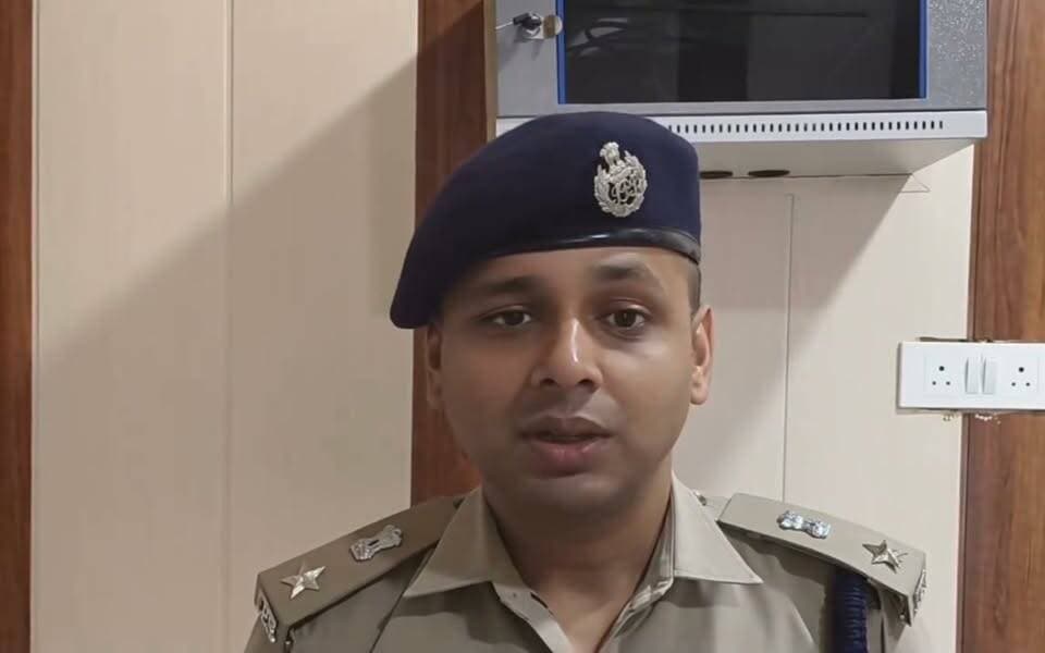 कौन हैं IPS अभिमन्यु मांगलिक? फतेहपुर में करीब 700 महिला पुलिसकर्मियों को करवाचौथ की छुट्टी देकर जीता दिल
2018 बैच के IPS अधिकारी ने 15 मार्च 2026 को संभाली थी फतेहपुर की कमान, अब तक करीब साढ़े सात महीने का कार्यकाल
अनूप सिंह के बाद पुलिसिंग में जवाबदेही, लंबित विवेचनाओं पर सख्ती और जनसुनवाई पर जोर, जानिए अभिमन्यु मांगलिक की कार्यशैली
फतेहपुर, 30 अक्टूबर 2026। पुलिस की वर्दी में जिम्मेदारी निभाने वाले अधिकारी जब अपने अधीनस्थ कर्मचारियों की पारिवारिक भावनाओं का भी सम्मान करते हैं, तो उनकी कार्यशैली आम लोगों के बीच चर्चा का विषय बन जाती है। फतेहपुर के पुलिस अधीक्षक अभिमन्यु मांगलिक इन दिनों कुछ ऐसे ही फैसले को लेकर सुर्खियों में हैं। करवाचौथ पर विवाहित महिला पुलिसकर्मियों को विशेष अवकाश देने की उनकी पहल ने पुलिस विभाग में मानवीय संवेदनशीलता और कर्मचारी कल्याण की चर्चा को नई दिशा दी है।
कौन हैं अभिमन्यु मांगलिक?
उत्तर प्रदेश पुलिस के आधिकारिक रिकॉर्ड के मुताबिक अभिमन्यु मांगलिक 2018 बैच के आईपीएस अधिकारी हैं। उनका गृह जनपद बुलंदशहर है। उन्होंने बीकॉम और चार्टर्ड अकाउंटेंसी की शिक्षा प्राप्त की है। फतेहपुर आने से पहले वह भदोही में पुलिस अधीक्षक के पद पर तैनात थे।
शासन के स्थानांतरण आदेश के अनुसार 13 मार्च 2026 को उनकी फतेहपुर में पोस्टिंग हुई और 15 मार्च को उन्होंने जिले की पुलिस व्यवस्था की कमान संभाली। इस लिहाज से 30 अक्टूबर तक उनका कार्यकाल लगभग सात महीने पंद्रह दिन हो चुका है।
अनूप सिंह के कार्यकाल से नए नेतृत्व तक
अभिमन्यु मांगलिक से पहले आईपीएस अनूप कुमार सिंह फतेहपुर के पुलिस अधीक्षक थे। उन्होंने 6 मई 2025 को कार्यभार संभाला था और मार्च 2026 में उनका स्थानांतरण हो गया। उनका कार्यकाल लगभग दस महीने रहा। उस दौरान पुलिस विभाग में बड़े स्तर पर तबादले और प्रशासनिक फेरबदल भी हुए।
मार्च 2026 में नेतृत्व परिवर्तन के बाद अभिमन्यु मांगलिक ने लंबित आपराधिक मामलों की समीक्षा, थानों की सक्रियता और पुलिसकर्मियों की जवाबदेही पर जोर दिया। शुरुआती बैठकों में उन्होंने पीड़ितों की शिकायतों को गंभीरता से सुनने तथा थानों में पुलिस के व्यवहार में सुधार की बात कही।
कार्रवाई और जवाबदेही पर विशेष जोर
उनके कार्यकाल में मई 2026 में एसओजी और इंटेलिजेंस टीम के खिलाफ कार्रवाई, जून में पुलिसकर्मियों को लाइन हाजिर करने तथा अगस्त में 100 से अधिक पुलिसकर्मियों को कारण बताओ नोटिस जारी किए जाने की खबरें सामने आईं। सितंबर में लंबित मुकदमों और अपराधियों की गिरफ्तारी को लेकर समीक्षा भी की गई।
करवाचौथ पर संवेदनशील पहल बनी चर्चा
29 अक्टूबर को करवाचौथ के अवसर पर विवाहित महिला पुलिसकर्मियों को विशेष अवकाश देने का निर्णय चर्चा में रहा। करीब 700 महिला पुलिसकर्मियों का आंकड़ा कुछ मीडिया रिपोर्टों में प्रकाशित हुआ है, हालांकि अन्य रिपोर्टों में संख्या अलग बताई गई है। अधिकारियों को वैकल्पिक ड्यूटी व्यवस्था करने के निर्देश भी दिए गए।
ND NEWS का दृष्टिकोण: पुलिसिंग में सख्ती के साथ संवेदनशीलता भी जरूरी है। अभिमन्यु मांगलिक की यह पहल सराहनीय है। जनता को भी उम्मीद है कि अपराध नियंत्रण, निष्पक्ष विवेचना, महिला सुरक्षा और पीड़ितों को न्याय दिलाने के क्षेत्र में इसी प्रतिबद्धता के साथ काम जारी रहेगा। वास्तविक सुधार का आकलन अपराध के तुलनात्मक आंकड़ों और जनविश्वास से होना चाहिए।
👇👇
#NDNews #दैनिकनिष्पक्षधारा #AbhimanyuManglik #IPS2018 #FatehpurPolice #FatehpurNews #UPPolice #KarwaChauth2026 #WomenPolice #PoliceReforms #जनहित #महिलासम्मान
👇👇👇
@dgpup | @RSSorg | @UPGovt | @wpl1090 | @RSSgeet | @Uppolice | @MIB_India | @PMOIndia | @HMOIndia | @abmanglik | @VHPDigital | @igrangealld | @myogioffice | @InfoDeptUP | @dmfatehpur | @sdmsadarftp | @CMOfficeUP | @CMOUP_RC | @UPPRD1948 | @ChiefSecyUP | @MahantYogiG | @FatehpurSdm | @fatehpurpolice | @BajrangDalOrg | @rashtrapatibhvn | @UPMahilaKalyan | @112UttarPradesh | @myogiadityanath | @CommissionerPrg | @ADGZonPrayagraj
👇👇👇
🟥 ND NEWS | दैनिक निष्पक्ष धारा
मुख्य संपादक/संस्थापक: राजन सिंह हाड़ा
सह-संपादक: शालिनी सिंह भदौरिया
रिपोर्ट: संबंधित जिला ब्यूरो
📅 दिनांक: 30 अक्टूबर 2026
📍 फतेहपुर: 1/1, अटल बिहारी चौराहा, नियर वर्मा चौराहा, UP–212601
📍 लखनऊ: विधानसभा रोड, बर्लिंगटन चौराहा, UP–226001
📍 दिल्ली: U158, विकास मार्ग, लक्ष्मी नगर, दिल्ली–110092
📧 ndnewschannel@gmail.com
📞 9696119696
संकल्प: निष्पक्ष पत्रकारिता, जनहित सर्वोपरि।