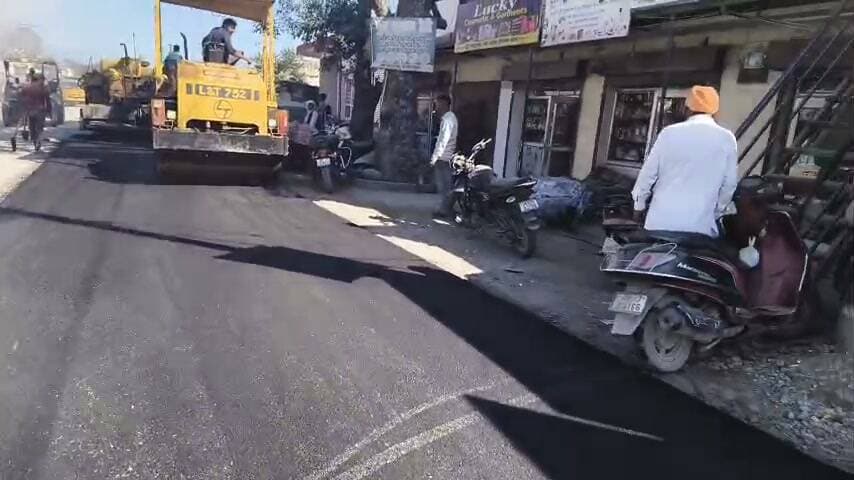 *पांवटा साहिब की खस्ताहाल सड़कों की बदलेगी सूरत, तारकोल बिछाने का काम युद्ध स्तर पर जारी*
पांवटा साहिब से देवी नगर और रामपुर घाट को जोड़ने वाली मुख्य सड़क पर तारकोल बिछाने का कार्य युद्ध स्तर पर चल रहा है। विभाग के अधिकारी खुद समय-समय पर मौके पर पहुंचकर कार्य का निरीक्षण कर रहे हैं ताकि लोगों को अच्छी और टिकाऊ सड़क मिल सके।
बता दें कि लंबे समय से यह सड़क पूरी तरह गड्ढों में तब्दील हो चुकी थी। सड़क पर बने बड़े-बड़े गड्ढे बरसात के दिनों में तालाब जैसे नजर आते थे, जिससे लोगों का पैदल चलना भी मुश्किल हो गया था। वाहन चालकों को तो हर दिन हिचकोले खाते हुए सफर करना पड़ता था।
बरसात का मौसम खत्म होते ही विभाग ने शहर की मुख्य सड़कों को दुरुस्त करने का बीड़ा उठा लिया है।
*परशुराम चौक से पुरुवाला तक और अब रामपुर घाट तक काम तेज -*
जानकारी के अनुसार परशुराम चौक से लेकर पुरुवाला होते हुए उत्तराखंड को जोड़ने वाली सड़क पर तारकोल का कार्य लगभग पूरा होने वाला है। वहीं अब *विश्वकर्मा चौक से रामपुर घाट* तक की सड़क पर भी तारकोल बिछाने का कार्य तेज गति से शुरू कर दिया गया है।
स्थानीय लोगों ने विभाग के इस कदम का स्वागत किया है। लोगों का कहना है कि सड़क ठीक होने से न केवल जाम की समस्या से राहत मिलेगी बल्कि हादसों पर भी अंकुश लगेगा।