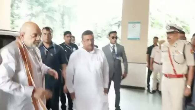 কলকাতার চোরবাগান দুর্গাপূজা মণ্ডপে ঘটে যাওয়া দুর্ঘটনায় আহতদের সঙ্গে হাসপাতালে গিয়ে দেখা করে তাদের শারীরিক অবস্থার খোঁজ নিলেন কেন্দ্রীয় স্বরাষ্ট্র ও সমবায় মন্ত্রী শ্রী অমিত শাহ এবং রাজ্যের মুখ্যমন্ত্রী শ্রী শুভেন্দু অধিকারী।