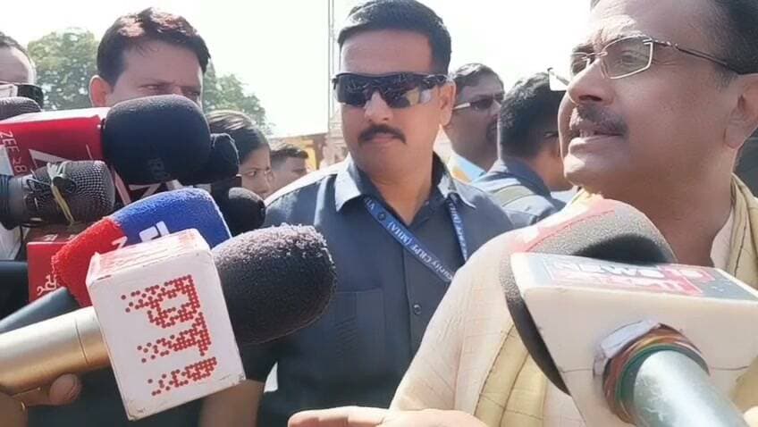 লালবাগে দুর্গাপুজোর মণ্ডপ উদ্বোধন মুখ্যমন্ত্রী শুভেন্দু অধিকারীর, নারী পাচার ও মাদক কারবার বন্ধের ডাক
মুর্শিদাবাদ: মুর্শিদাবাদের লালবাগের বুধাসপাড়ায় সর্বজনীন দুর্গোৎসবের মণ্ডপ উদ্বোধন করলেন মুখ্যমন্ত্রী শুভেন্দু অধিকারী। এদিন আকাশপথে সরাসরি লালবাগে পৌঁছে ক্যাবিনেট মন্ত্রী গৌরীশঙ্করের পুজোর উদ্বোধন করেন তিনি। এরপর বহরমপুরে আরও দুটি পুজো মণ্ডপের উদ্বোধন করে আকাশপথেই ফিরে যান মুখ্যমন্ত্রী।
এদিনের অনুষ্ঠানে বক্তব্য রাখতে গিয়ে সীমান্তবর্তী এলাকায় নারী পাচার-সহ সমস্ত ধরনের পাচার বন্ধ করার আবেদন জানান তিনি। পাশাপাশি লালবাগ শহরের উন্নয়নের প্রসঙ্গে হাসপাতাল থেকে শুরু করে স্কুল ও কলেজের পরিকাঠামো উন্নয়নের আশ্বাস দেন মুখ্যমন্ত্রী।
এছাড়াও, আইনশৃঙ্খলা রক্ষা এবং পাচার রুখতে পুলিশ প্রশাসনের ভূমিকার প্রশংসা করেন তিনি। একই সঙ্গে বিএসএফ এবং মুর্শিদাবাদের জেলাশাসকের কাজেরও প্রশংসা করেন। মাদক পাচার ও মাদক কারবার সম্পূর্ণভাবে বন্ধ করার জন্যও আবেদন জানান মুখ্যমন্ত্রী।