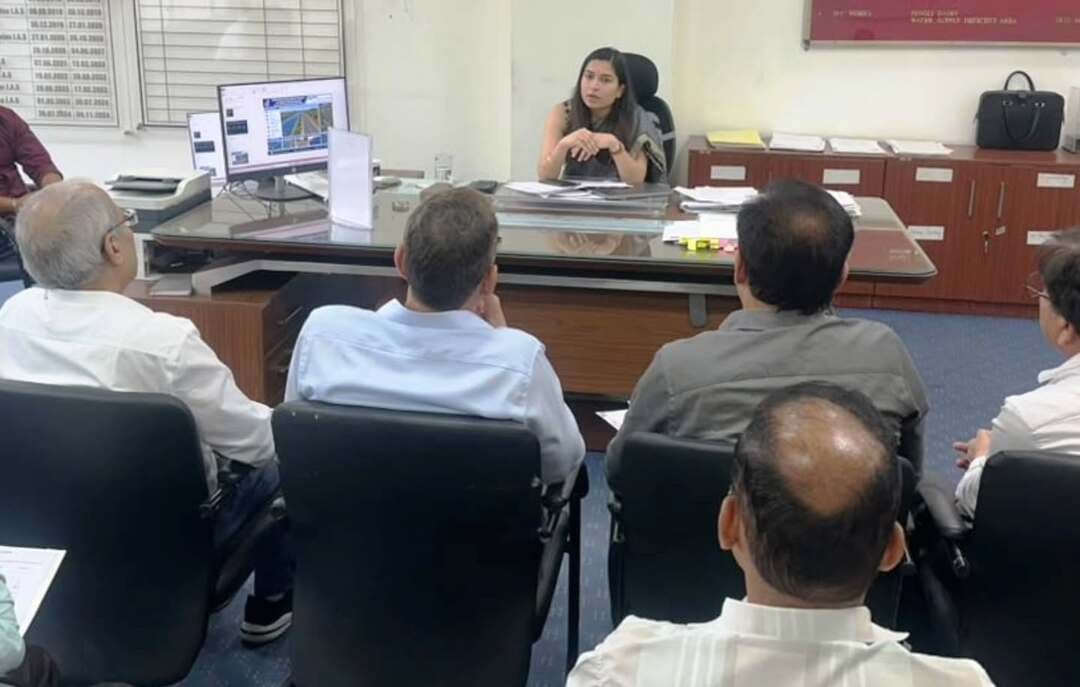 इन्द्री एस्केप ड्रेन पर स्थापित होगा 20 मेगावाट क्षमता का सोलर एनर्जी प्लांट, स्वच्छ ऊर्जा एवं सतत विकास की दिशा में बनेगी अहम परियोजना- सलोनी शर्मा, निगमायुक्त।
करीब 110 करोड़ रुपये की परियोजना से प्रतिवर्ष 28 से 30 मिलियन यूनिट बिजली उत्पादन का अनुमान।
निगमायुक्त ने संबंधित विभागों के अधिकारियों को दिए समयबद्ध कार्रवाई और बेहतर इंजीनियरिंग डिजाइन के निर्देश।
करनाल 29 अक्टूबर, करनाल शहर को स्वच्छ ऊर्जा और सतत विकास की दिशा में आगे बढ़ाने के उद्देश्य से अर्बन चैलेंज फंड (यू.सी.एफ.) के तहत इन्द्री एस्केप ड्रेन पर प्रस्तावित 20 मेगावाट क्षमता के सोलर एनर्जी प्लांट की स्थापना को लेकर नगर निगम ने तैयारियां तेज कर दी हैं। परियोजना को बेहतर इंजीनियरिंग डिजाइन, तकनीकी समन्वय और निर्धारित समय सीमा के अनुरूप धरातल पर उतारने के लिए नगर निगम आयुक्त सलोनी शर्मा ने गुरुवार को निगम कार्यालय में नगर निगम, सिंचाई विभाग तथा वन विभाग के अधिकारियों के साथ महत्वपूर्ण बैठक की। बैठक में परियोजना की तकनीकी रूपरेखा, स्थल की निशानदेही, विभागीय अनापत्ति प्रमाण पत्र (एन.डी.सी.), सोलर पैनलों की स्थापना, सुरक्षा और दीर्घकालीन संचालन से जुड़े विभिन्न पहलुओं पर विस्तार से चर्चा की गई।
निगमायुक्त ने स्पष्ट किया कि परियोजना की सफलता के लिए शुरुआती स्तर पर ही सभी तकनीकी और विभागीय पहलुओं का उचित आकलन करना जरूरी है, ताकि निर्माण के दौरान किसी प्रकार की बाधा न आए और प्लांट लंबे समय तक सुचारू रूप से कार्य कर सके।
जीपीएस मशीन से करवाई जाए स्थल की निशानदेही, समयबद्ध पूरा हो कार्य।
निगमायुक्त ने संबंधित अधिकारियों को निर्देश दिए कि प्रस्तावित परियोजना के लिए सबसे पहले जीपीएस मशीन की सहायता से स्थल की सटीक निशानदेही करवाई जाए। यह कार्य निर्धारित समय सीमा में पूरा किया जाए, ताकि परियोजना की आगामी प्रक्रियाओं को बिना देरी आगे बढ़ाया जा सके।
उन्होंने कहा कि सोलर पैनलों की स्थापना के लिए तकनीकी डिजाइन तैयार करते समय उनकी ऊंचाई, दिशा और स्थिति का विशेष ध्यान रखा जाए, जिससे पैनलों पर सूर्य की किरणें पर्याप्त मात्रा में पड़ें और बिजली उत्पादन की क्षमता का अधिकतम उपयोग हो सके। इसके साथ ही स्थल की परिस्थितियों, इंजीनियरिंग आवश्यकताओं और भविष्य में प्लांट के रख-रखाव को ध्यान में रखते हुए डिजाइन तैयार किया जाए।
सिंचाई और वन विभाग जल्द जारी करें एन.डी.सी.।
निगमायुक्त ने सिंचाई विभाग तथा वन विभाग के अधिकारियों से परियोजना से संबंधित आवश्यक अनापत्ति प्रमाण पत्र जारी करवाने की प्रक्रिया क