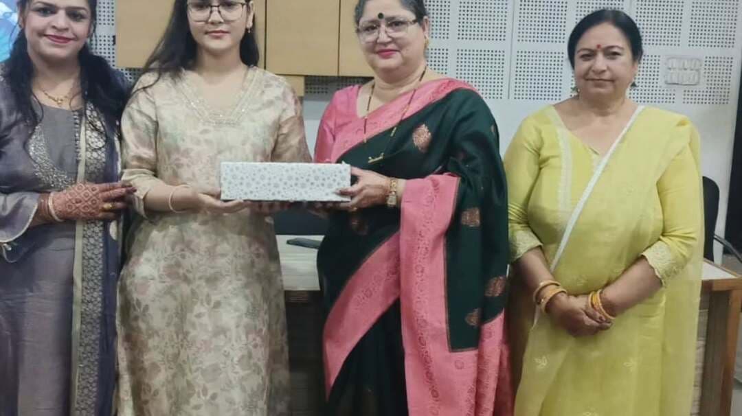 कृत्रिम बुद्धिमत्ता के दौर में नवाचार और उद्यमिता के नए अवसर तलाशें विद्यार्थी:आरुषि नेगी
यमुनानगर। डीएवी कॉलेज फॉर गर्ल्स, यमुनानगर के इंस्टीट्यूशन इनोवेशन काउंसिल व वाणिज्य विभाग के संयुक्त तत्वावधान में नवाचार एवं उद्यमिता के लिए कृत्रिम बुद्धिमत्ता के उपकरण और उभरती तकनीकी विषय पर कार्यशाला का आयोजन किया गया। कॉलेज की कार्यवाहक प्रिंसिपल डॉ सुरिंदर कौर, आईआईसी कनवीनर विवेक ने कार्यक्रम की अध्यक्षता की। हिट बुल्सआई की मैनेजर आरुषि नेगी मुख्य वक्ता रहीं।
नेगी ने छात्राओं को आर्टिफिशियल इंटेलिजेंस के विभिन्न टूल्स, उनकी कार्यप्रणाली और बदलते तकनीकी परिदृश्य में उनकी बढ़ती उपयोगिता पर विस्तार से प्रकाश डाला। उन्होंने बताया कि एआई तकनीक न केवल समय और श्रम की बचत करने में सहायक है, बल्कि यह रचनात्मकता, विश्लेषणात्मक क्षमता, निर्णय लेने की दक्षता और कार्य की गुणवत्ता को भी बेहतर बना सकती है।
अर्थशास्त्र विभाग की प्राध्यापिका जसमीत कौर ने छात्राओं को विभिन्न एआई टूल्स के माध्यम से नए विचार विकसित करने, समस्याओं का समाधान खोजने, व्यावसायिक योजनाएं तैयार करने तथा स्टार्टअप की संभावनाओं को तलाशने के बारे में जानकारी दी। उन्होंने कहा कि वर्तमान प्रतिस्पर्धात्मक दौर में विद्यार्थियों के लिए नई तकनीकों की समझ विकसित करना और उन्हें अपनी कार्यक्षमता का हिस्सा बनाना आवश्यक है। उन्होंने विद्यार्थियों को तकनीकी बदलावों के प्रति सकारात्मक दृष्टिकोण अपनाने और अपने नवाचारी विचारों को व्यावहारिक स्वरूप देने के लिए प्रेरित किया।
प्राध्यापिका शैली चौहान ने छात्राओं को स्टार्टअप शुरू करने की प्रक्रिया के बारे में विस्तार से जानकारी दी। कार्यक्रम के सफल आयोजन में निशी ग्रोवर, पूजा सिंदवानी, डॉ शिखा सभ्रवाल, नीलम, ज्योति व ईशी ने योगदान दिया।