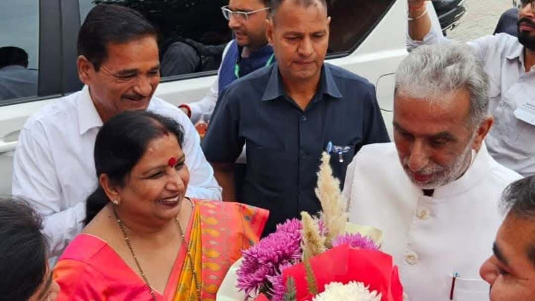 केंद्रीय मंत्री कृष्ण पाल गुर्जर का करनाल आगमन पर महापौर ने किया आत्मीय स्वागत
एनडीआरआई रेस्ट हाउस में पुष्पगुच्छ भेंट कर किया अभिनंदन, करनाल आगमन को बताया गौरव का विषय
विधायक जगमोहन आनंद और एनडीआरआई निदेशक डॉ. धीर सिंह सहित अन्य गणमान्य व्यक्ति रहे मौजूद
करनाल। केंद्रीय सहकारिता राज्य मंत्री चौधरी कृष्ण पाल गुर्जर के शुक्रवार को करनाल आगमन पर महापौर रेणु बाला गुप्ता ने एनडीआरआई रेस्ट हाउस में उनका आत्मीय स्वागत एवं अभिनंदन किया। इस अवसर पर महापौर ने पुष्पगुच्छ भेंट कर उनका स्वागत किया। साथ ही कहा कि उनका करनाल आगमन शहरवासियों के लिए हर्ष एवं गौरव का विषय है।
महापौर रेणु बाला गुप्ता ने कहा कि केंद्रीय मंत्री का करनाल आगमन जिले के लिए प्रसन्नता का अवसर है। उन्होंने कहा कि जनप्रतिनिधियों और वरिष्ठ नेतृत्व के बीच आपसी संवाद एवं समन्वय से क्षेत्र के विकास से जुड़े विषयों को आगे बढ़ाने का अवसर मिलता है। करनाल की ओर से केंद्रीय मंत्री का हार्दिक स्वागत करते हुए उन्होंने उनके सुखद प्रवास की कामना की।
इस अवसर पर केंद्रीय सहकारिता राज्य मंत्री चौधरी कृष्ण पाल गुर्जर ने अपने स्वागत एवं सम्मान के लिए महापौर रेणु बाला गुप्ता तथा उपस्थित सभी गणमान्य व्यक्तियों का आभार व्यक्त किया। उन्होंने कहा कि करनाल आकर उन्हें प्रसन्नता हुई है। जनप्रतिनिधियों के साथ संवाद और आपसी सहयोग सार्वजनिक जीवन का महत्वपूर्ण हिस्सा है।
विधायक जगमोहन आनंद ने भी केंद्रीय मंत्री का स्वागत करते हुए कहा कि करनाल की धरती पर उनका आगमन प्रसन्नता का विषय है। उन्होंने कहा कि केंद्रीय नेतृत्व का मार्गदर्शन और सहयोग क्षेत्र के विकास से जुड़े प्रयासों को नई दिशा देने में सहायक होता है। उन्होंने महापौर रेणु बाला गुप्ता की ओर से किए गए स्वागत एवं अभिनंदन की सराहना की।
ये भी रहे उपस्थित
इस अवसर पर एनडीआरआई के निदेशक डॉ. धीर सिंह, पूर्व चेयरपर्सन मेघा भंडारी, पार्षद संकल्प भंडारी सहित जिले के अनेक अधिकारी एवं गणमान्य व्यक्ति उपस्थित रहे।