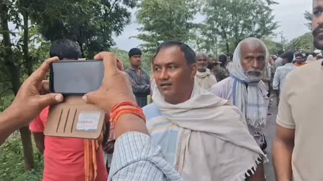 समस्तीपुर, कल्याणपुर,अर्ध'नग्न अवस्था में मिला लड़की का श"व; इलाके में हड़/कंप FSL, DIU टीम मामले की जांच में जुटे
समस्तीपुर जिले के कल्याणपुर थाना क्षेत्र से एक सनसनीखेज मामला सामने आया है। यहां एक अज्ञात युवती का शव अर्धनग्न अवस्था में मिलने से इलाके में हड़कंप मच गया है। घटना की जानकारी मिलते ही आसपास के लोगों की भीड़ जुट गई।
शव मिलने की सूचना से पूरे इलाके में दहशत और तरह-तरह की चर्चाएं शुरू हो गई हैं।
फिलहाल मृतका की पहचान नहीं हो सकी है। घटना के पीछे की वजह भी स्पष्ट नहीं है। पुलिस मामले की जांच कर रही है। शव मिलने की परिस्थितियों को देखते हुए घटना को लेकर कई सवाल खड़े हो रहे हैं।
पुलिस जांच और पोस्टमार्टम रिपोर्ट के बाद ही मौत के कारणों का खुलासा हो सकेगा। #samastipur #bihar #viral #trendingreels #trendingnow