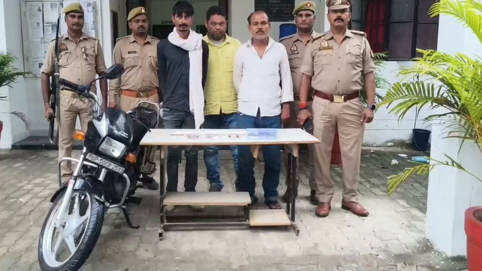 चोरी की दो वारदातों का पर्दाफाश, 34 मुकदमों में शामिल तीन शातिर गिरफ्तार, पुलिस ने चोरी की स्प्लेंडर, सोने-चांदी के आभूषण, नकदी और तमंचा-कारतूस किया बरामद, तीनों आरोपियों का आजमगढ़ और जौनपुर में आपराधिक इतिहास
आजमगढ़
https://abckhabar.in/?p=9253
