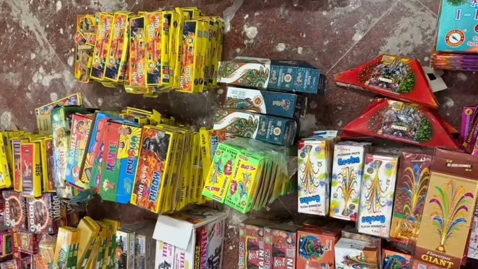 किराये के मकान में मिला 323 किलो अवैध पटाखों का जखीरा, कीमत करीब दो लाख रुपये, पुलिस ने की छापेमारी, आरोपी की गिरफ्तारी के लिए दो टीमें गठित
आजमगढ़
https://abckhabar.in/?p=9249