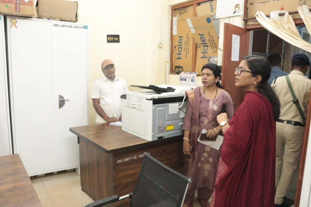 कलेक्टर ने कलेक्ट्रेट के सभी विभागों का किया औचक निरीक्षण, ऑफलाइन कार्य बंद कर ऑनलाइन फाइल संधारण के दिए निर्देश
अधिकारियों-कर्मचारियों को समय पर उपस्थिति के दिए निर्देश
भू-अभिलेख, स्थापना, अपर कलेक्टर कक्ष, कोर्ट रुम, आवक-जावक, नाजिर, निर्वाचन, जनसंपर्क, चिप्स, आदिवासी विकास एवं खनिज शाखा सहित विभिन्न विभागों का लिया जायजा
#saktidist
#sakti