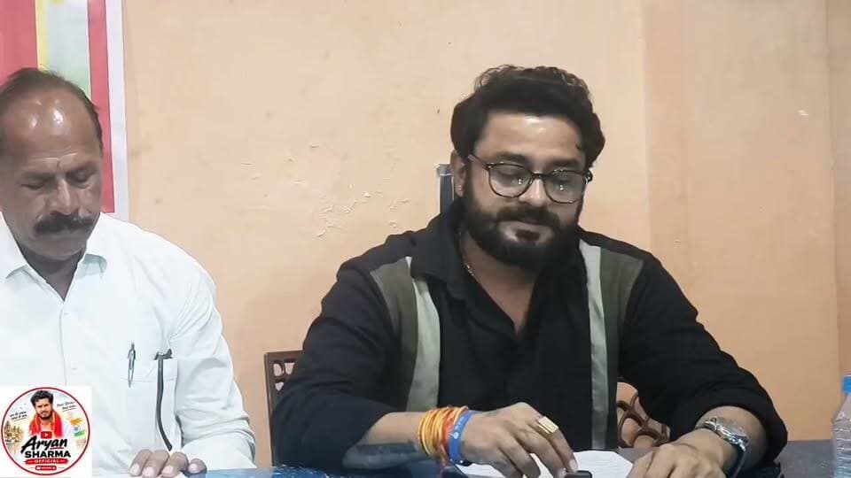 मझगवां मे हुई कांग्रेसी प्रेस कॉन्फ्रेंस मे जहाँ कांग्रेसियो ने अपने ही संगठन और पूर्व विधायक को घेरा वहां चित्रकूट के युवा कांग्रेस उपाध्यक्ष नवनीत गुप्ता का यह बयान आपको जरूर सुनना चाहिए👆🏻