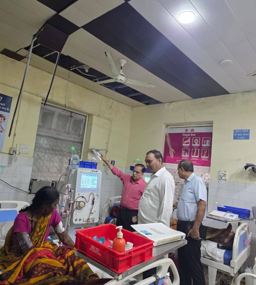 डायलिसिस वार्ड की सीलिंग गिरने की घटना पर कलेक्टर ने तत्काल लिया संज्ञान
एडीएम को मौका स्थल पर पहुंचने दिए निर्देश
सभी लोग हैं सुरक्षित, किसी भी व्यक्ति को नहीं पहुंची क्षति
जिला चिकित्सालय भिण्ड के डायलिसिस वार्ड की सीलिंग अचानक गिरने की सूचना मिलते ही कलेक्टर श्री पवन जैन ने तत्काल संज्ञान लिया। उन्होंने अपर कलेक्टर को एसडीएम और तहसीलदार के साथ मौके पर पहुंचकर वस्तुस्थिति की जांच करने के निर्देश दिए।
घटना में किसी मरीज अथवा अन्य व्यक्ति को किसी प्रकार की क्षति नहीं पहुंची है। अस्पताल प्रशासन ने बताया कि सभी लोग सुरक्षित हैं और स्थिति नियंत्रित है।
वार्ड को दिए स्थानांतरण के आदेश
कलेक्टर ने सीएमएचओ भिण्ड और सिविल सर्जन को डायलिसिस वार्ड को तत्काल सुरक्षित स्थान पर स्थानांतरित करने के निर्देश दिए। उन्होंने कहा कि भविष्य में ऐसी घटना की पुनरावृत्ति न हो, इसके लिए भवन सुरक्षा और आवश्यक मरम्मत पर विशेष ध्यान दिया जाए।
प्रशासन मौके पर सक्रिय
अपर कलेक्टर श्री राजन बी नाडिया ने एसडीएम भिण्ड और तहसीलदार के साथ जिला चिकित्सालय पहुंचकर स्थिति का जायजा लिया।
#CMMadhyaPradesh
#JansamparkMP
Department Of Revenue, Madhya Pradesh
Directorate of Health Services, Madhya Pradesh
#भिण्ड
#Bhind