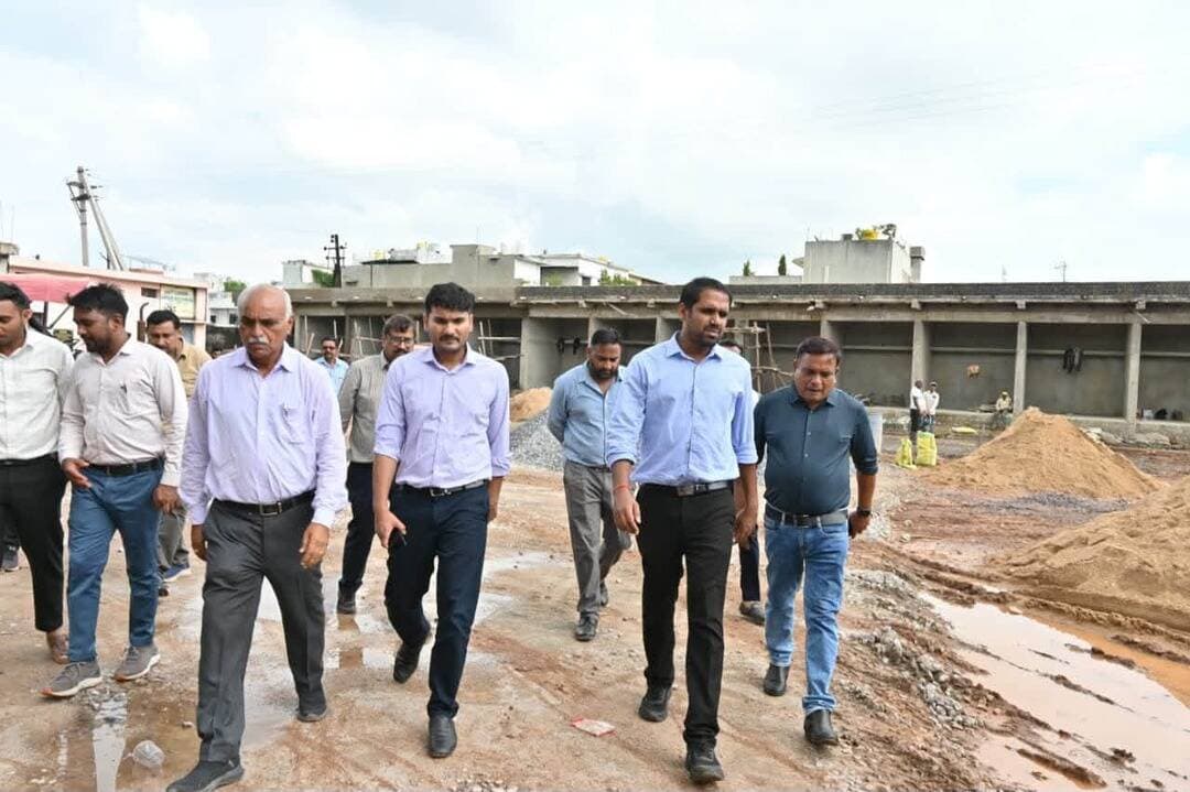 कलेक्टर श्री अबिनाश मिश्रा ने आज कुरूद नगरीय क्षेत्र में विभिन्न विकास एवं निर्माण कार्यों का सघन निरीक्षण कर उनकी प्रगति और निर्माण गुणवत्ता का जायजा लिया। इस दौरान उन्होंने निर्माणाधीन रंगमंच, नर्सिंग कॉलेज, संत गुरु घासीदास स्नातकोत्तर महाविद्यालय परिसर में बन रहे नवीन भवन तथा बस स्टैंड परिसर में विकसित की जा रही चौपाटी सहित विभिन्न कार्यों का अवलोकन किया। उन्होंने संबंधित अधिकारियों एवं निर्माण एजेंसियों को सभी कार्य निर्धारित मापदंडों के अनुरूप गुणवत्तापूर्ण ढंग से और समय-सीमा में पूर्ण करने के निर्देश दिए।
#dhamtari #kurud #chhattisgarh
CMO Chhattisgarh DPR Chhattisgarh
